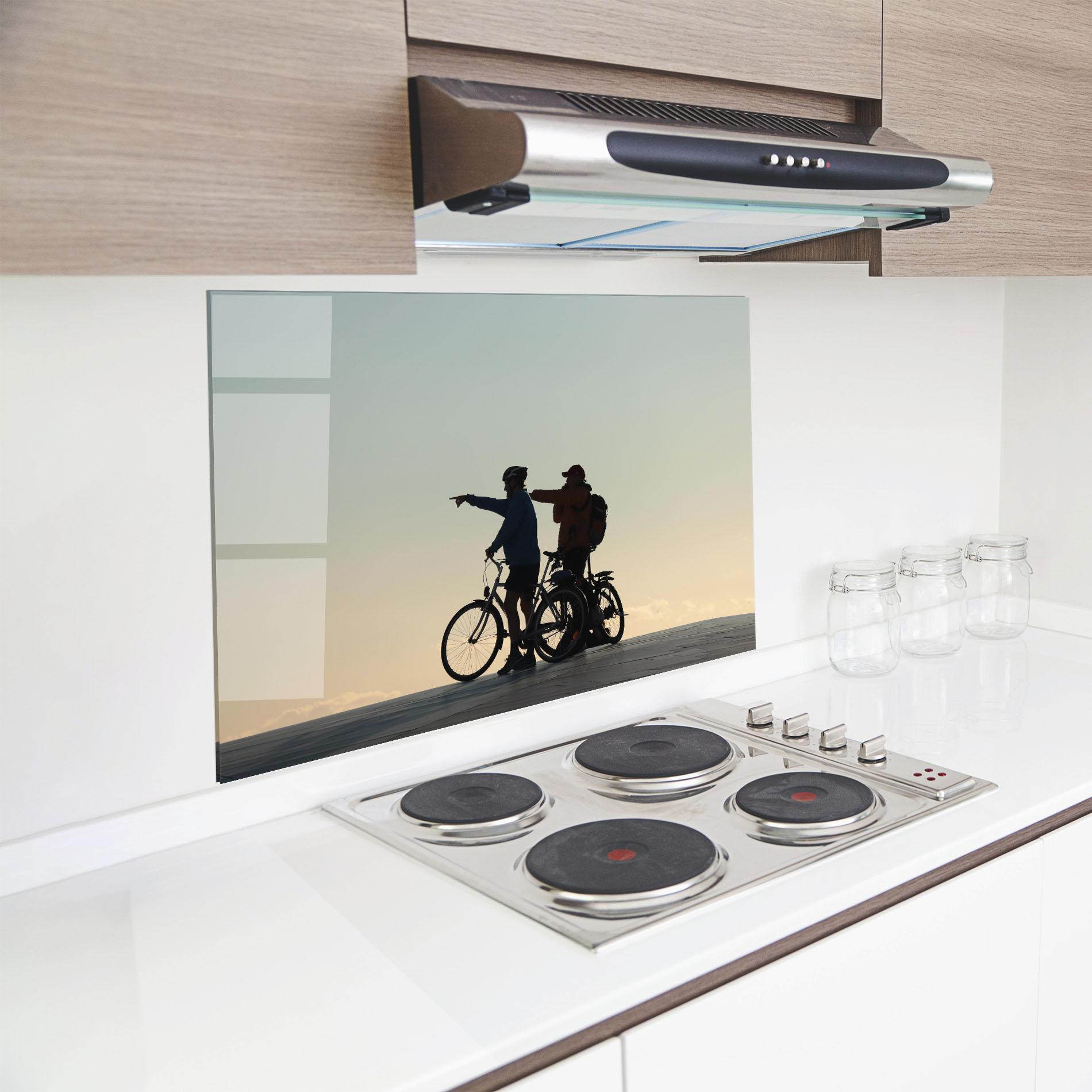 Küchenrückwand Glas Bike Pointing Shilouette mockup 8