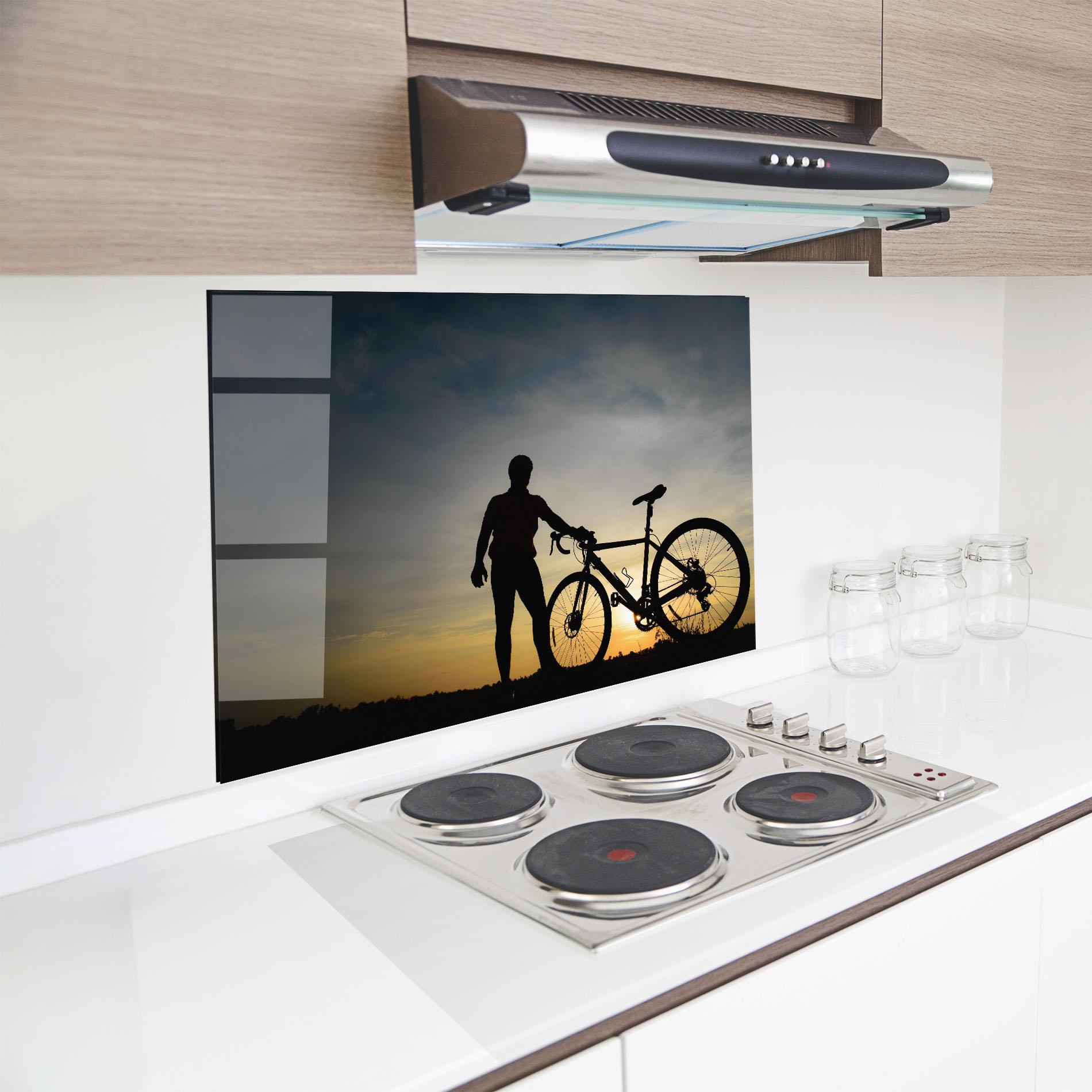 Küchenrückwand Glas Holding Bike Shilouette mockup 8