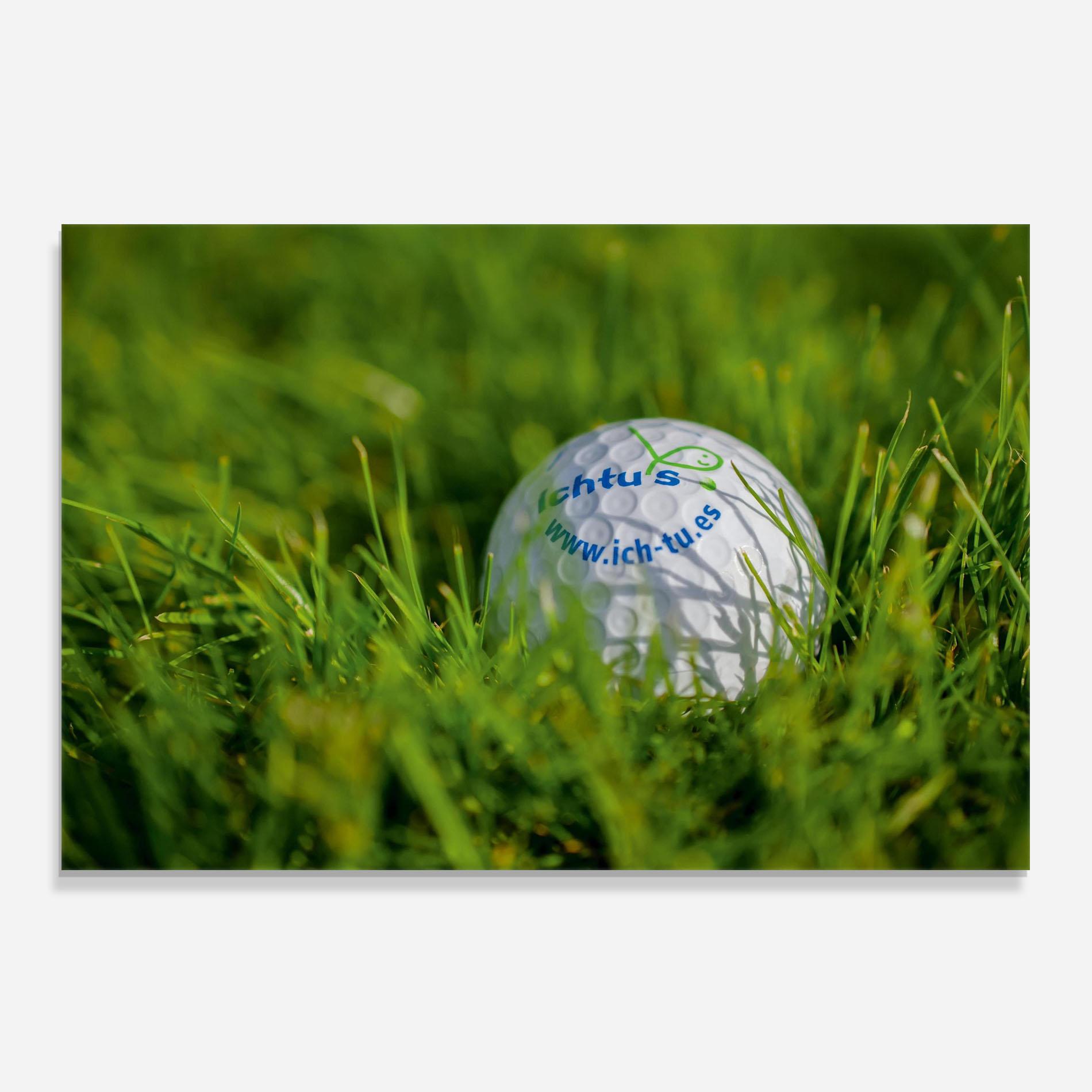 Küchenrückwand Glas Golf Ball In Grass mockup 0