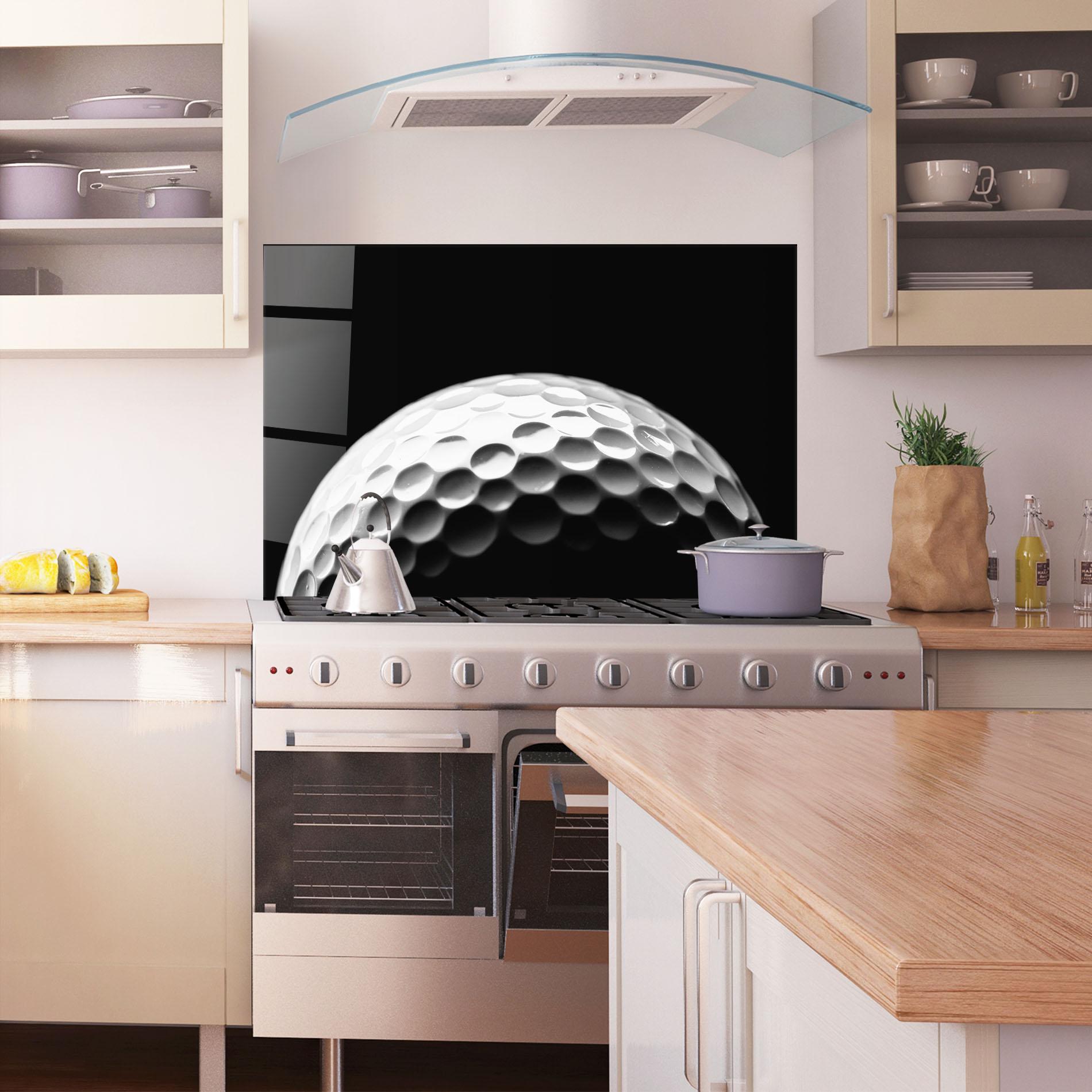 Küchenrückwand Glas Golf Ball Close Up mockup 1