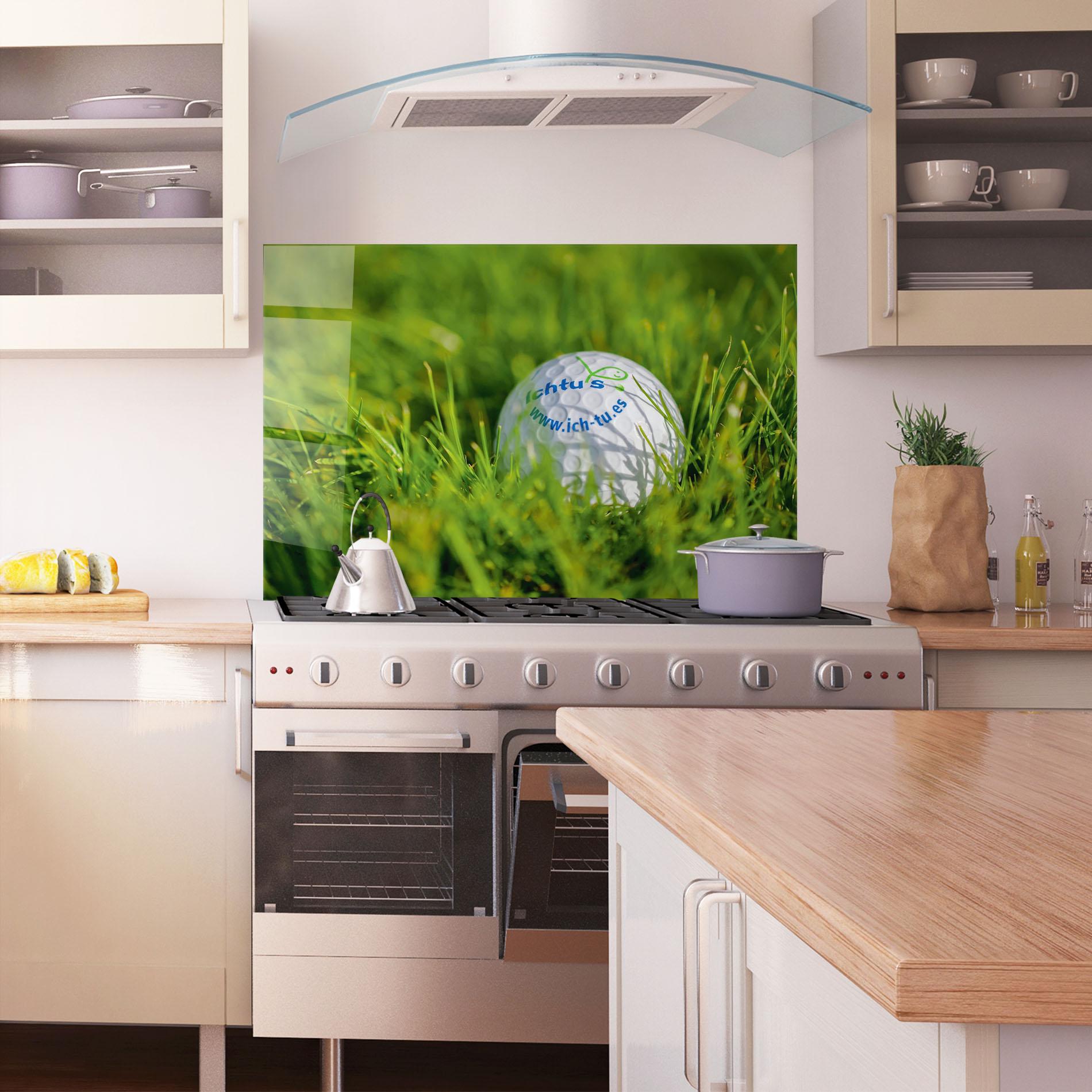 Küchenrückwand Glas Golf Ball In Grass mockup 1