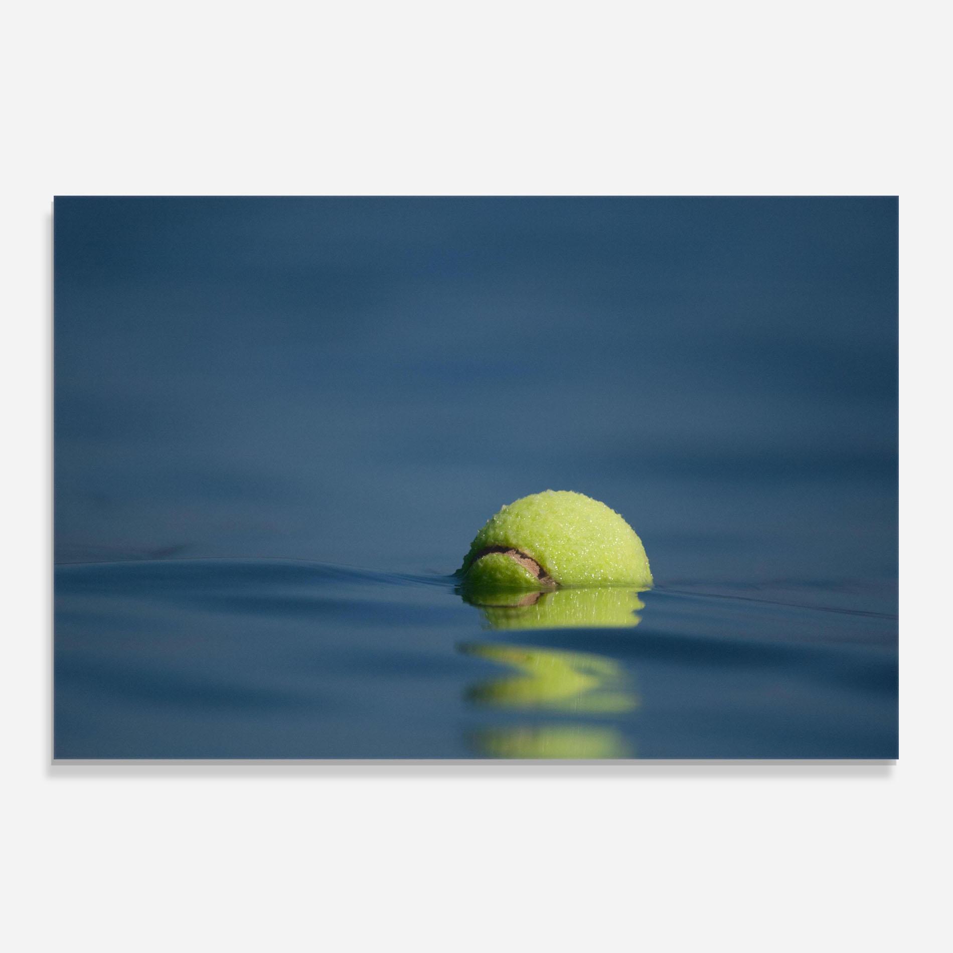 Küchenrückwand Glas Tennis Ball In Water mockup 0
