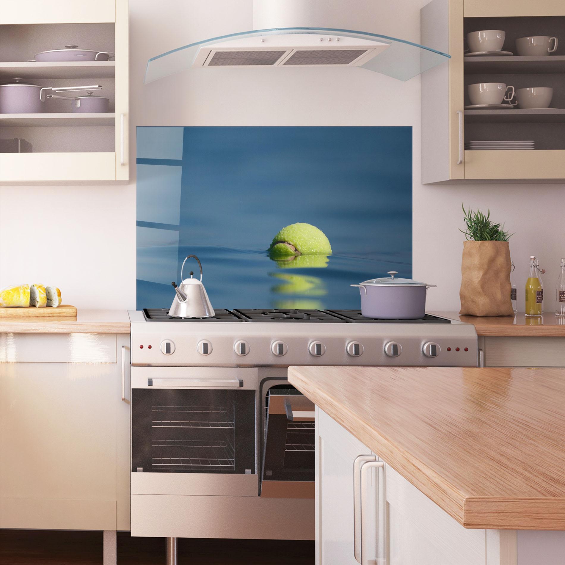 Küchenrückwand Glas Tennis Ball In Water mockup 1