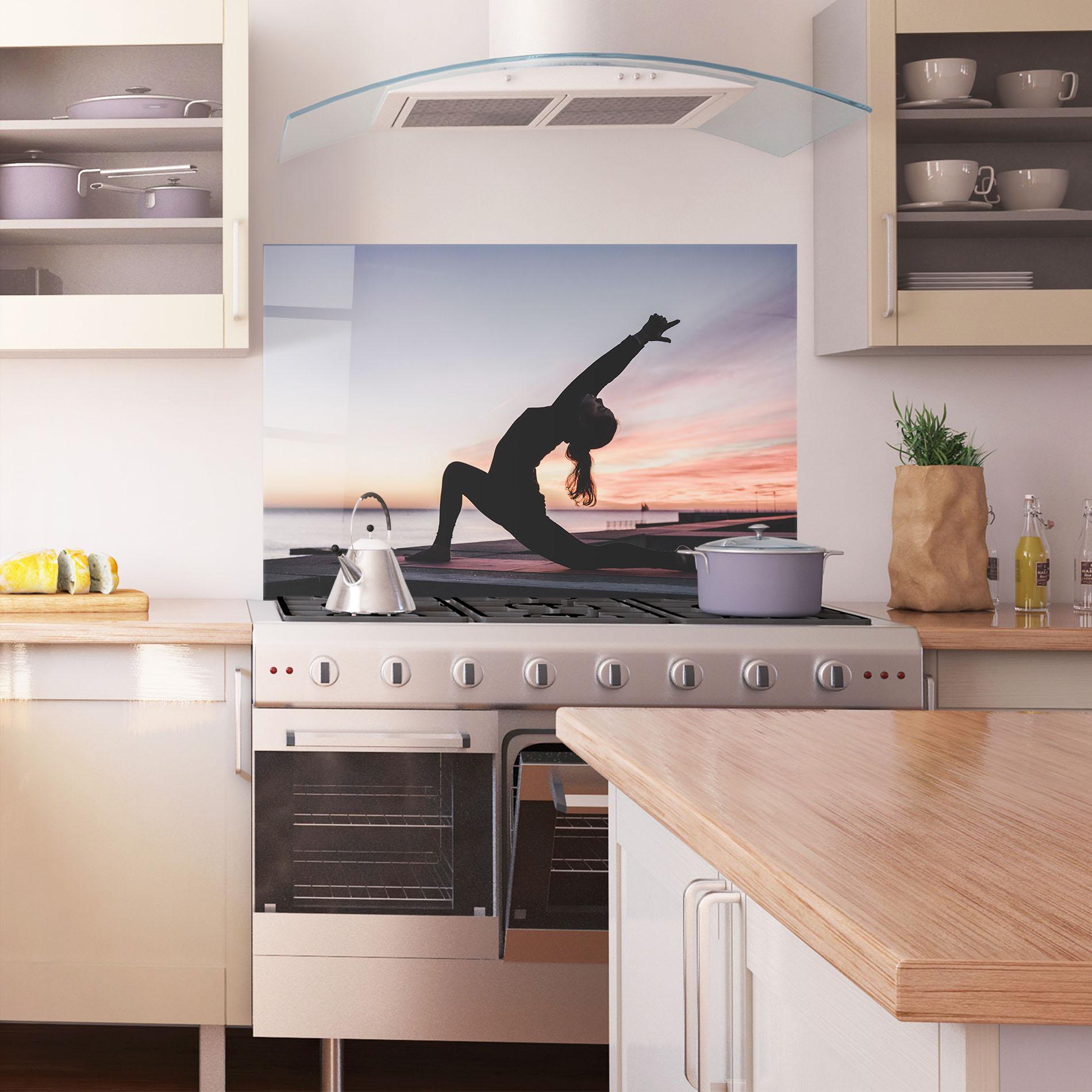 Küchenrückwand Glas Purple Sky Yoga mockup 1