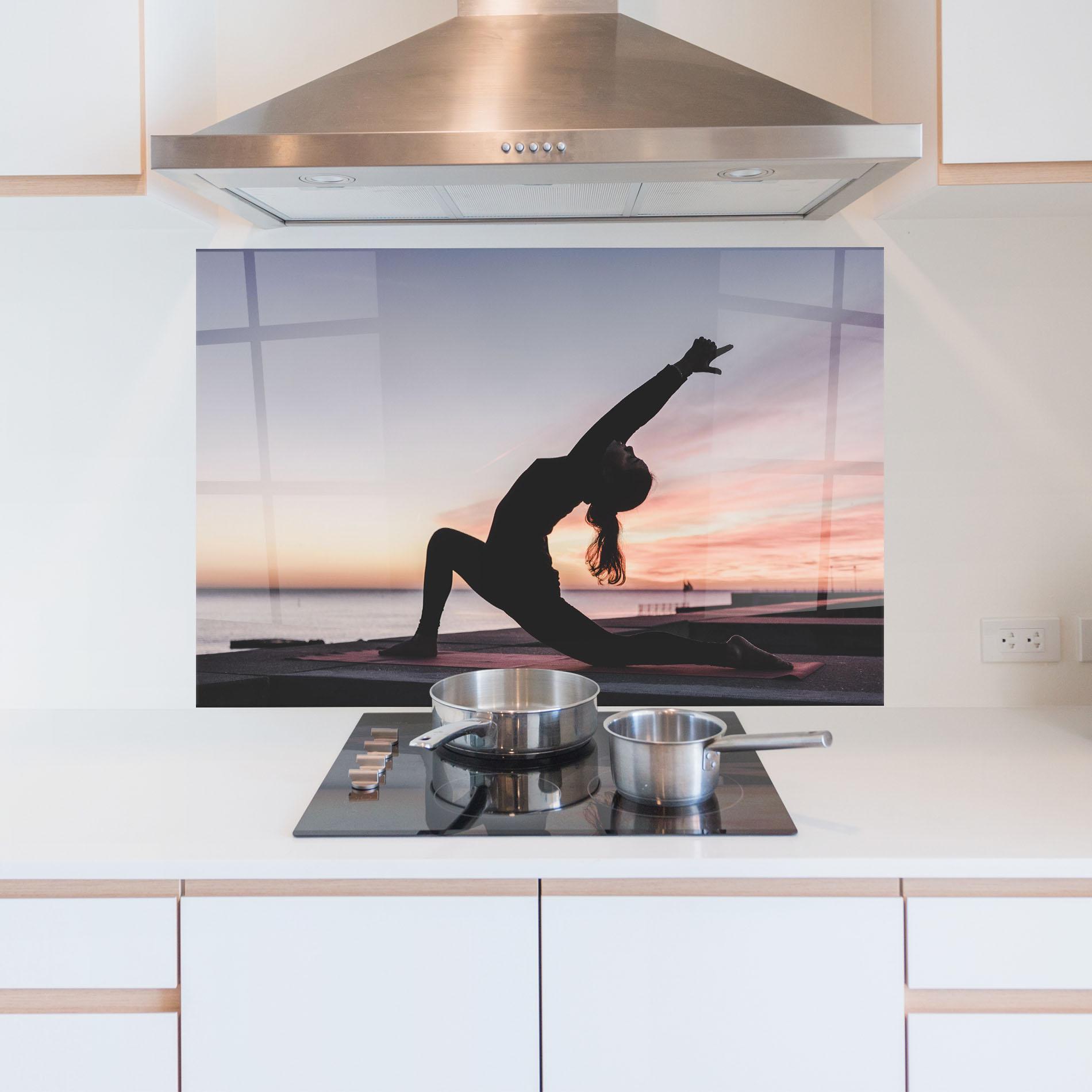 Küchenrückwand Glas Purple Sky Yoga mockup 5