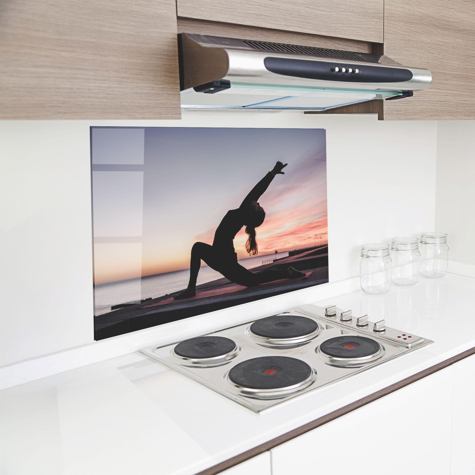 Küchenrückwand Glas Purple Sky Yoga mockup 8