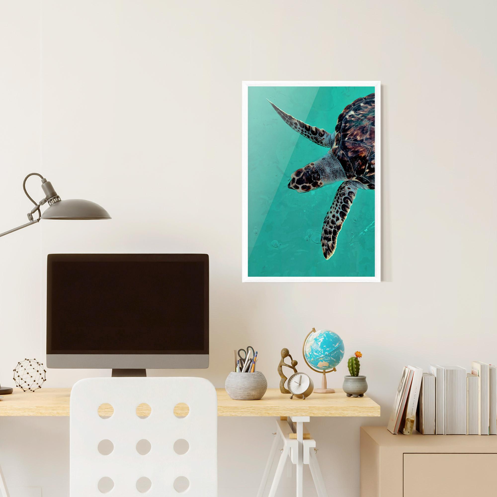 Gerahmte Poster Turtle Sweeming mockup 6