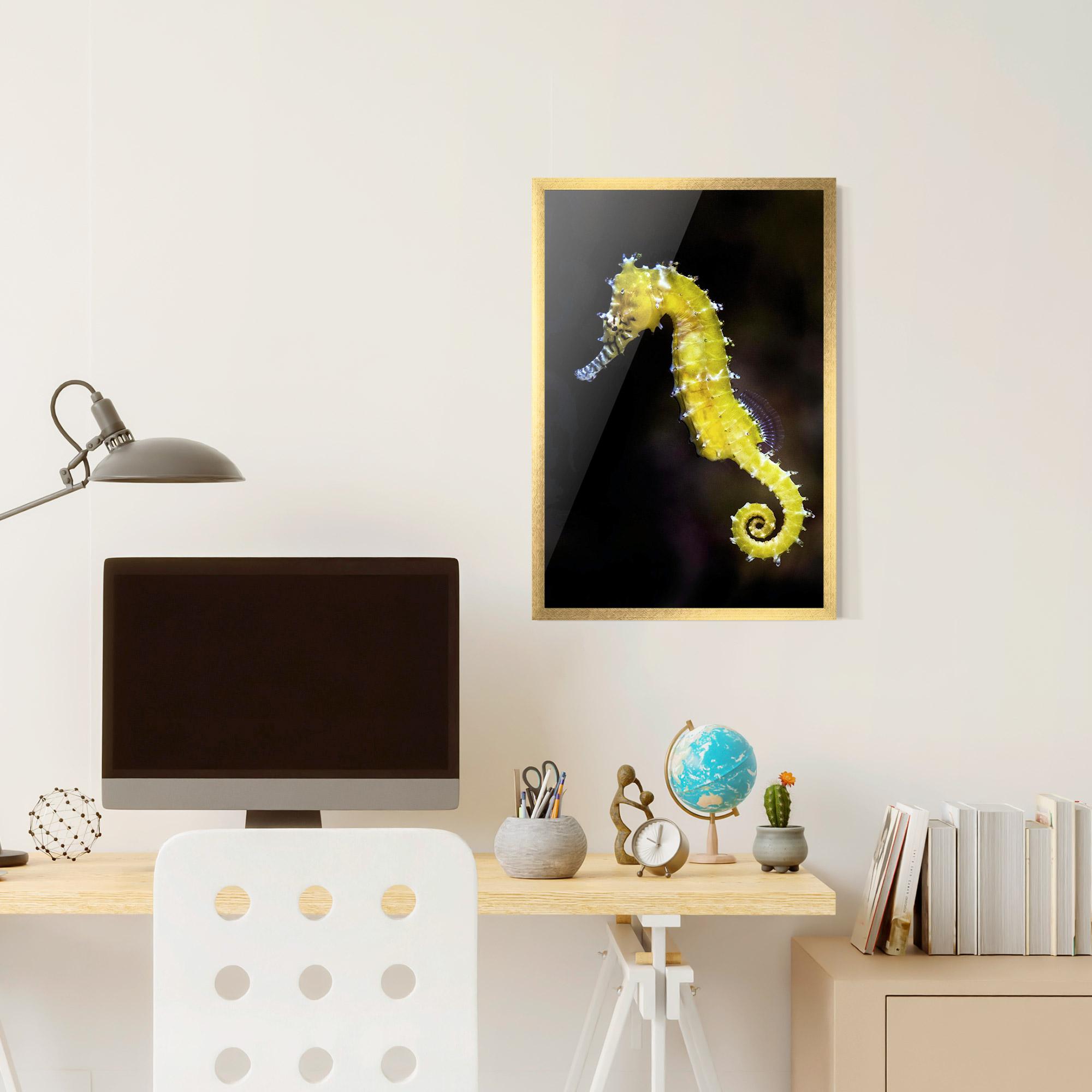 Gerahmte Poster Yellow Seahorse mockup 6