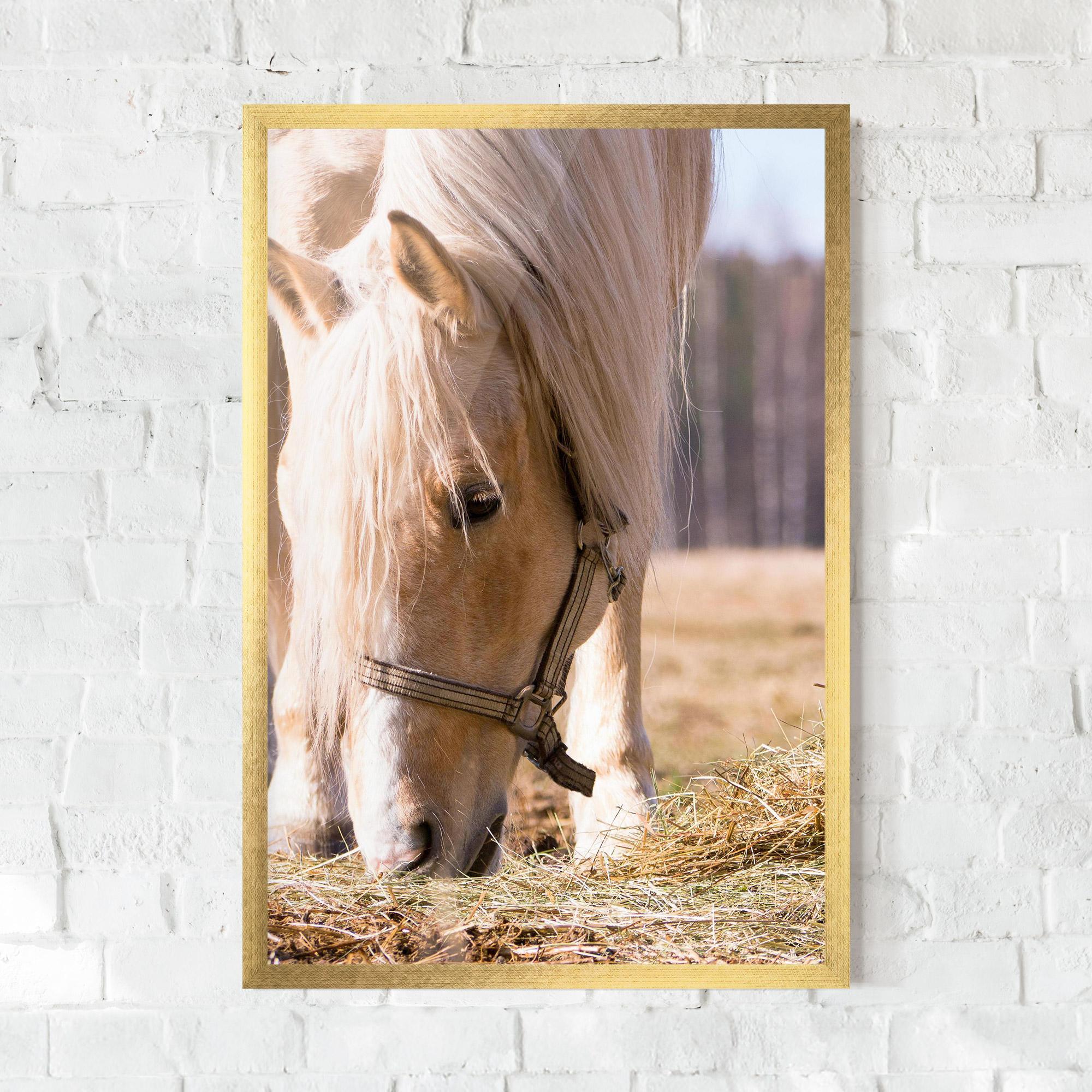 Gerahmte Poster Cream Horse Eating mockup 0