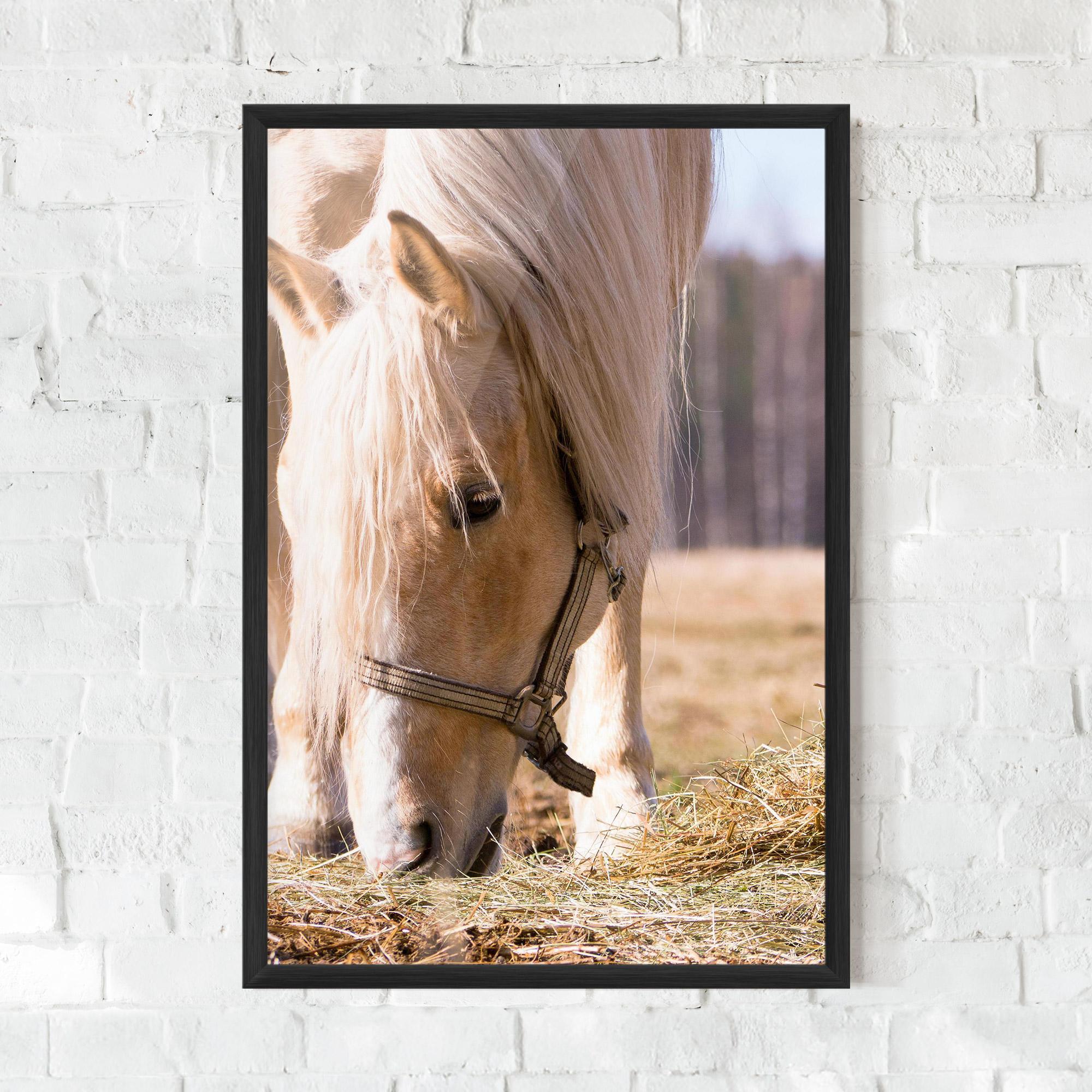 Gerahmte Poster Cream Horse Eating mockup 0