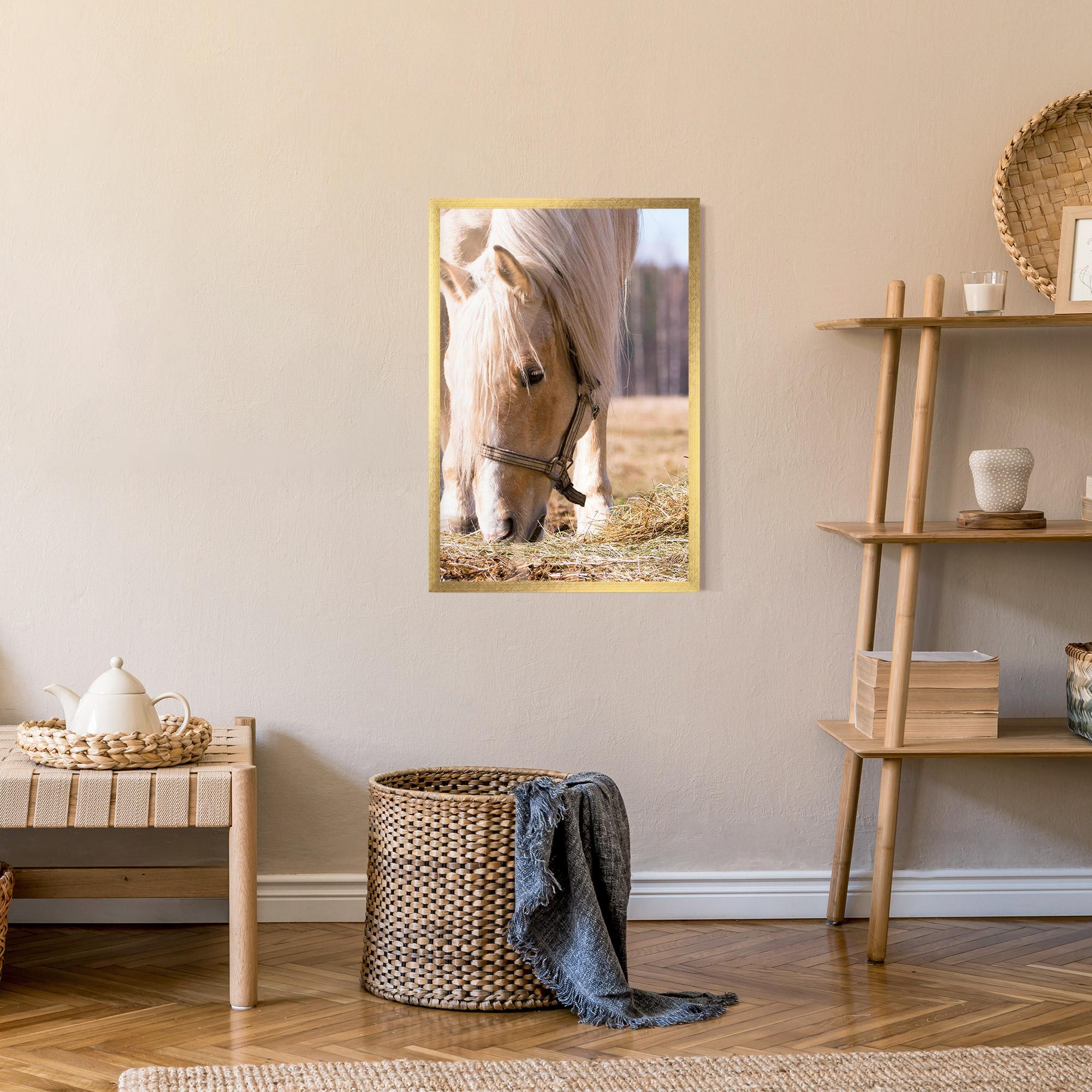 Gerahmte Poster Cream Horse Eating mockup 9