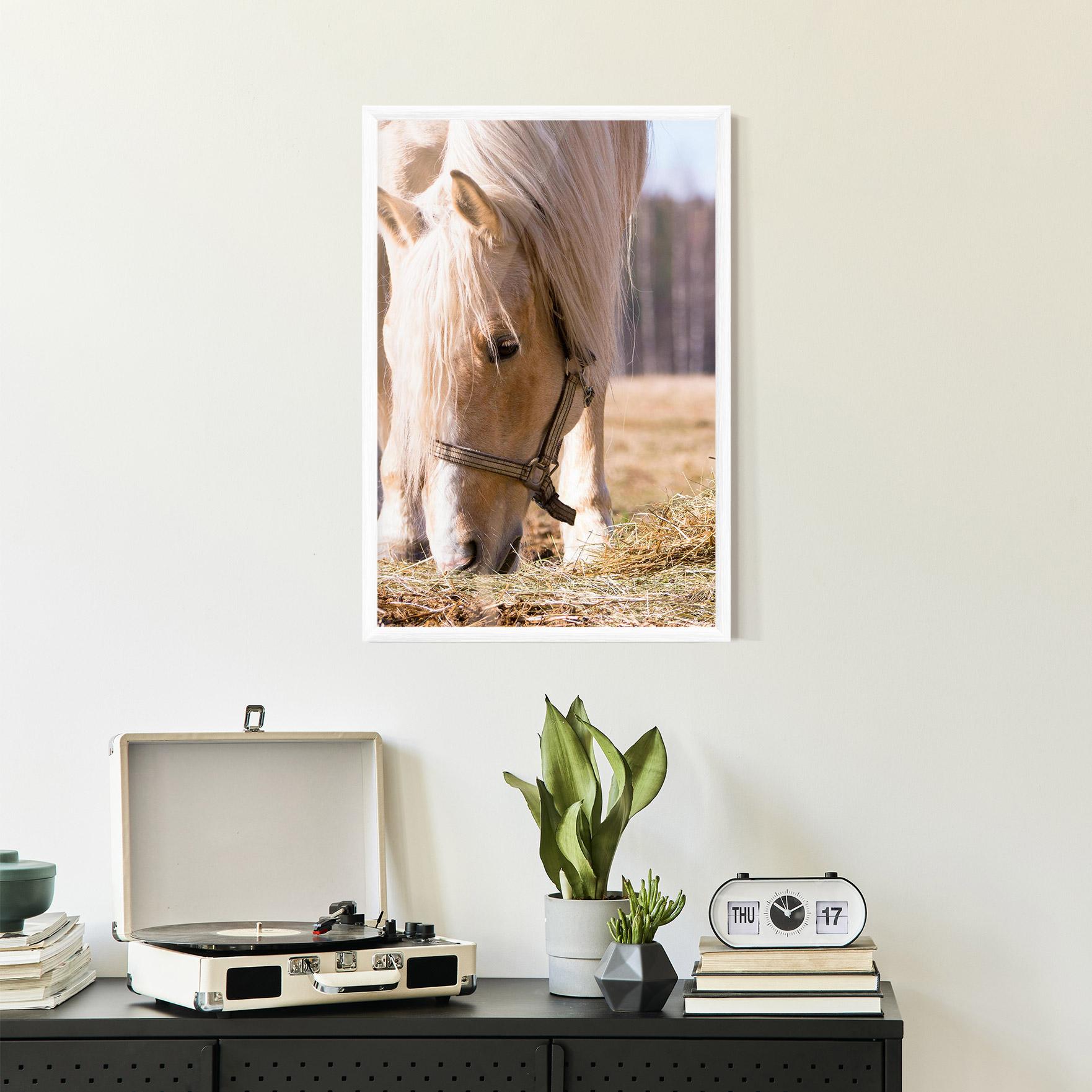 Gerahmte Poster Cream Horse Eating mockup 2