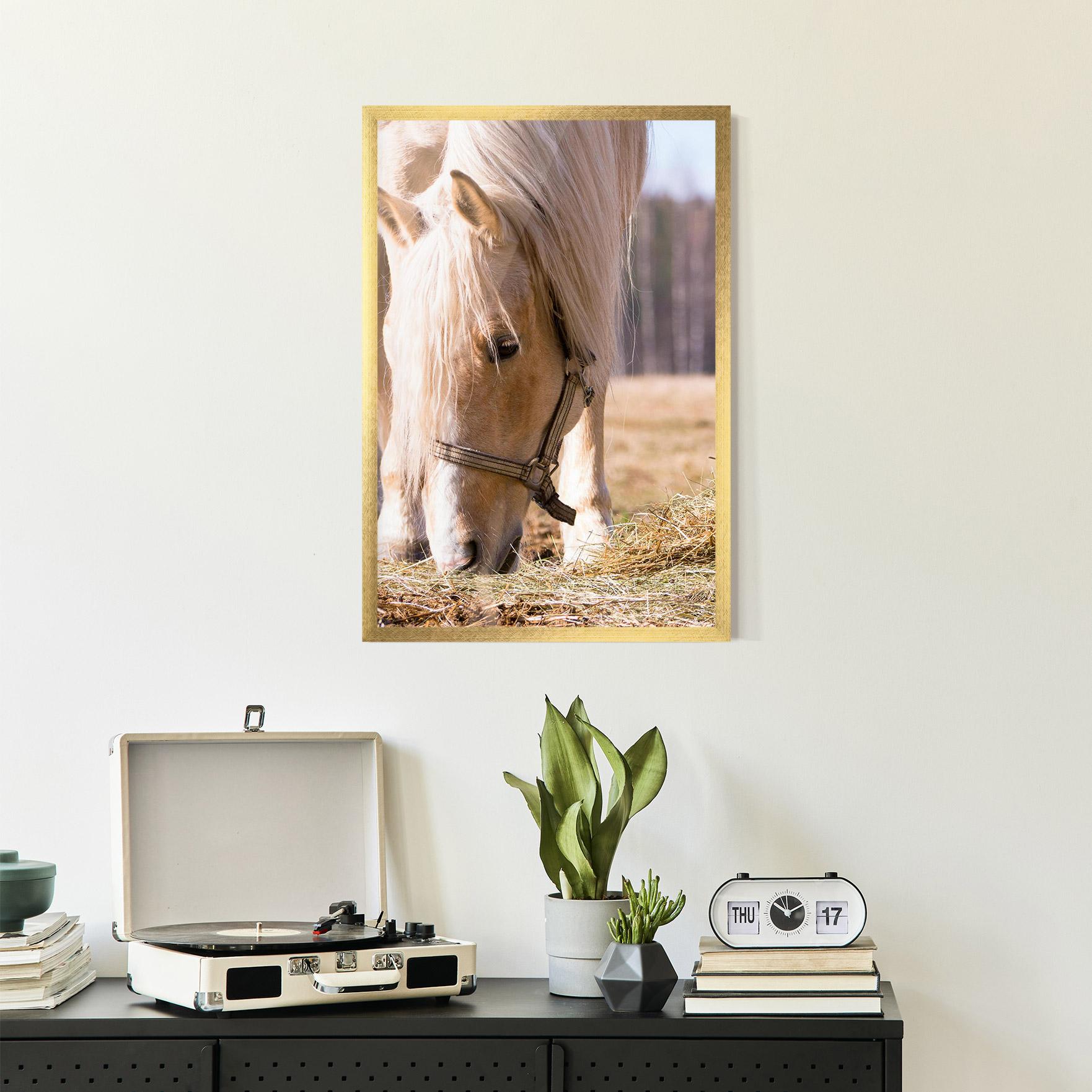 Gerahmte Poster Cream Horse Eating mockup 2