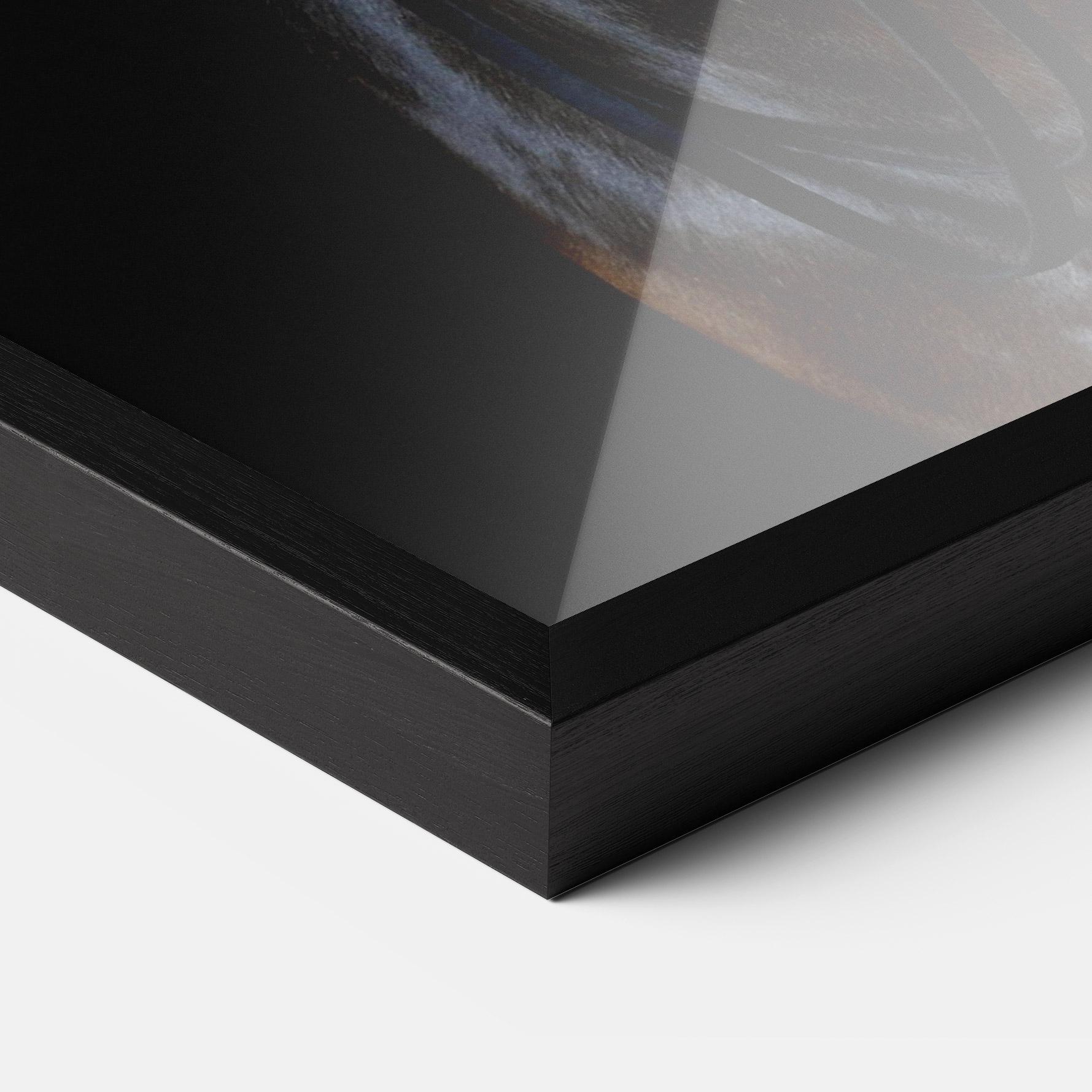 Gerahmte Poster Brown Horse On Black mockup 3