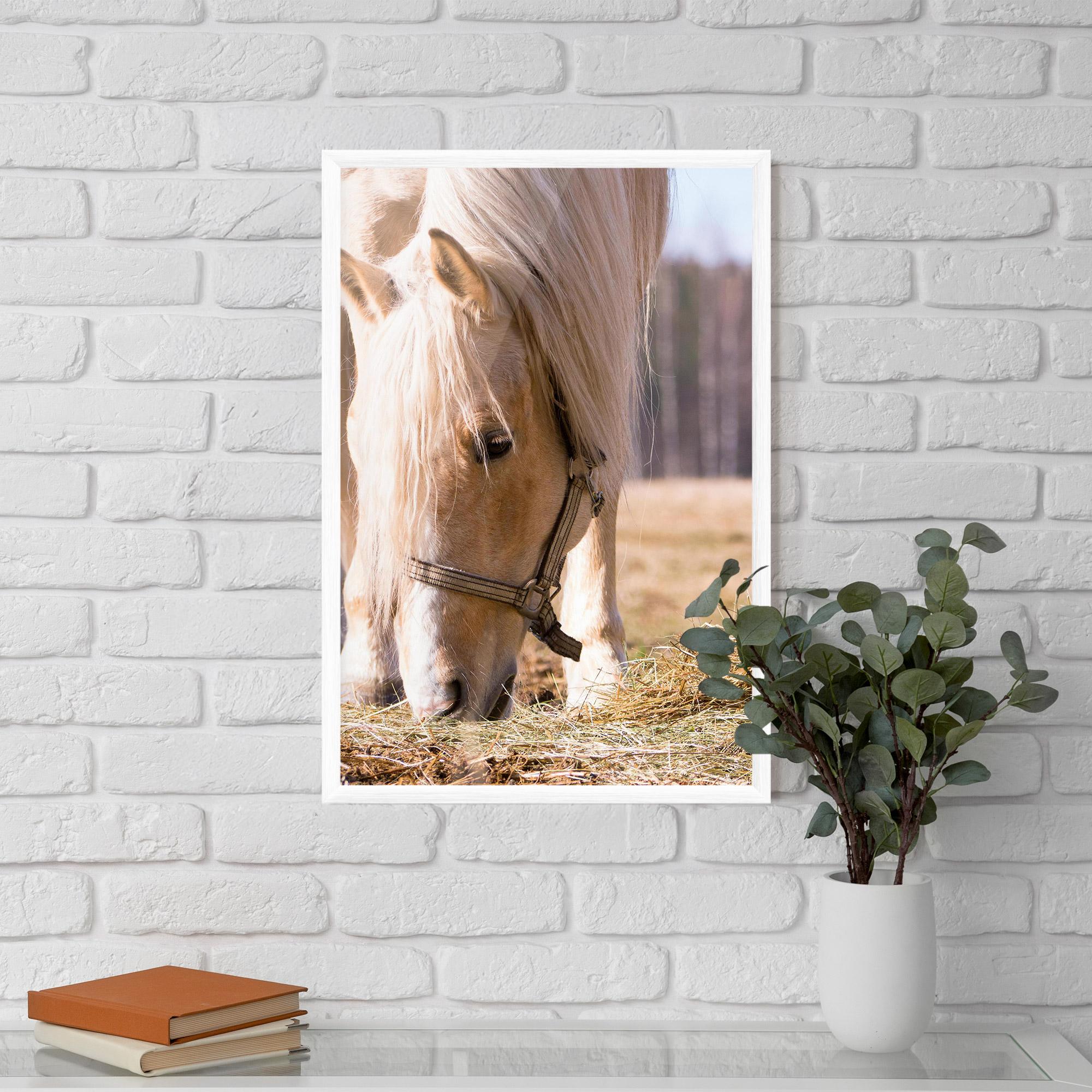 Gerahmte Poster Cream Horse Eating mockup 5