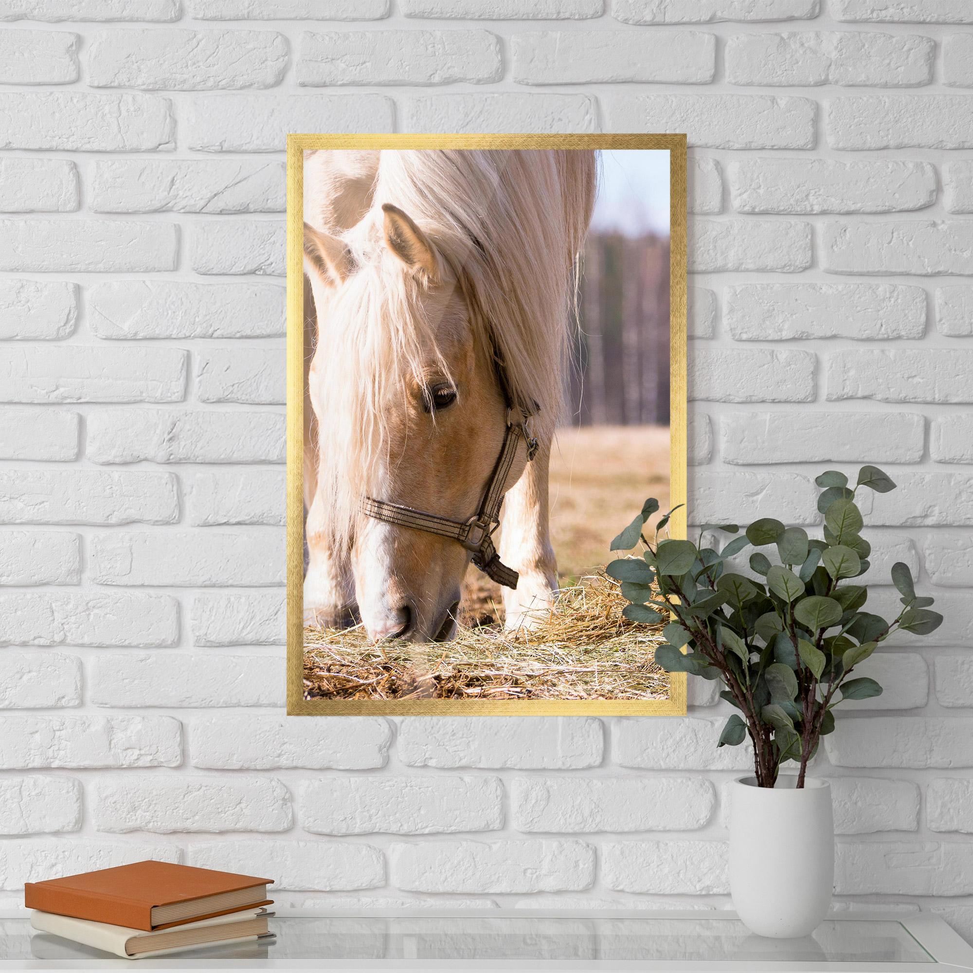 Gerahmte Poster Cream Horse Eating mockup 5