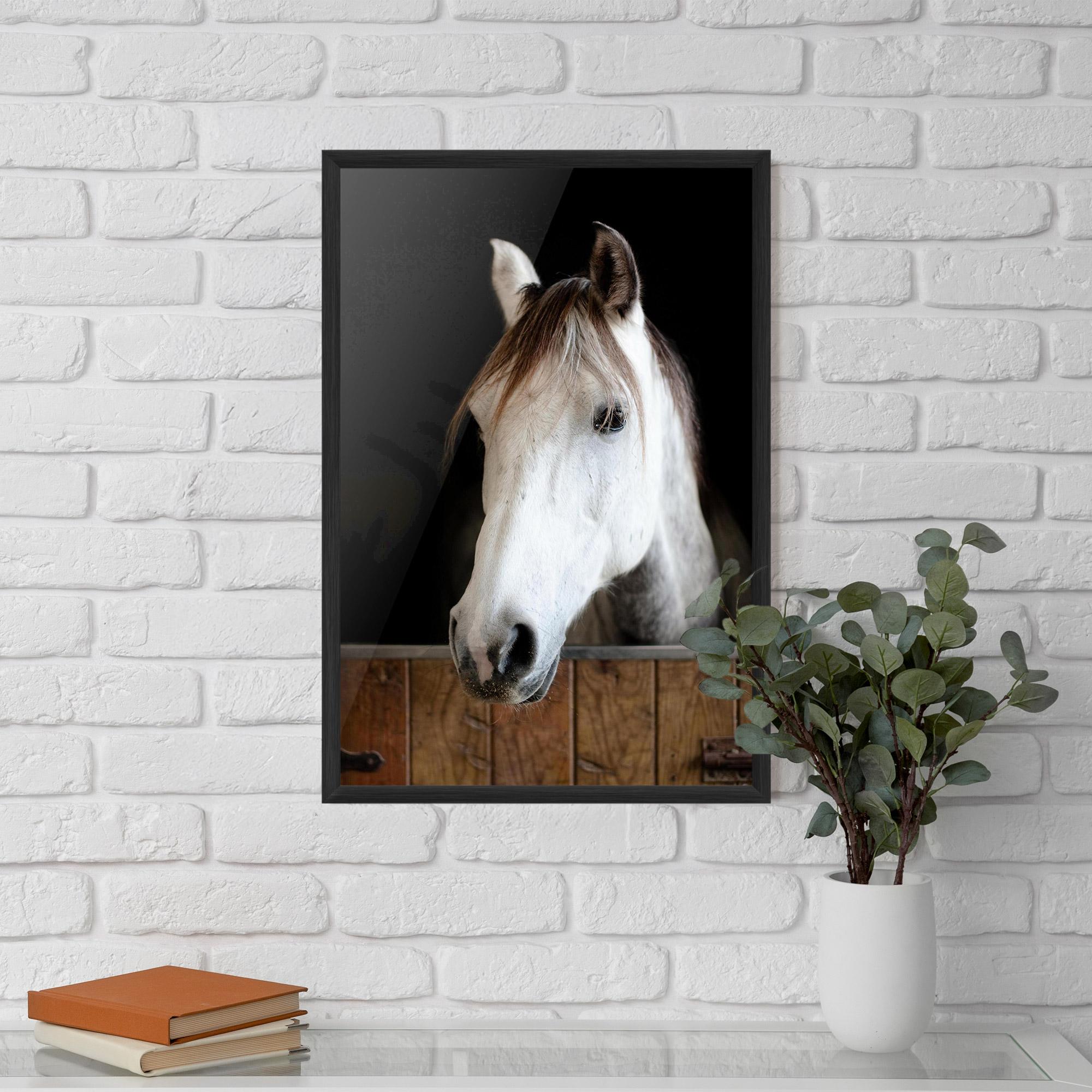 Gerahmte Poster Grey Horse Head mockup 5