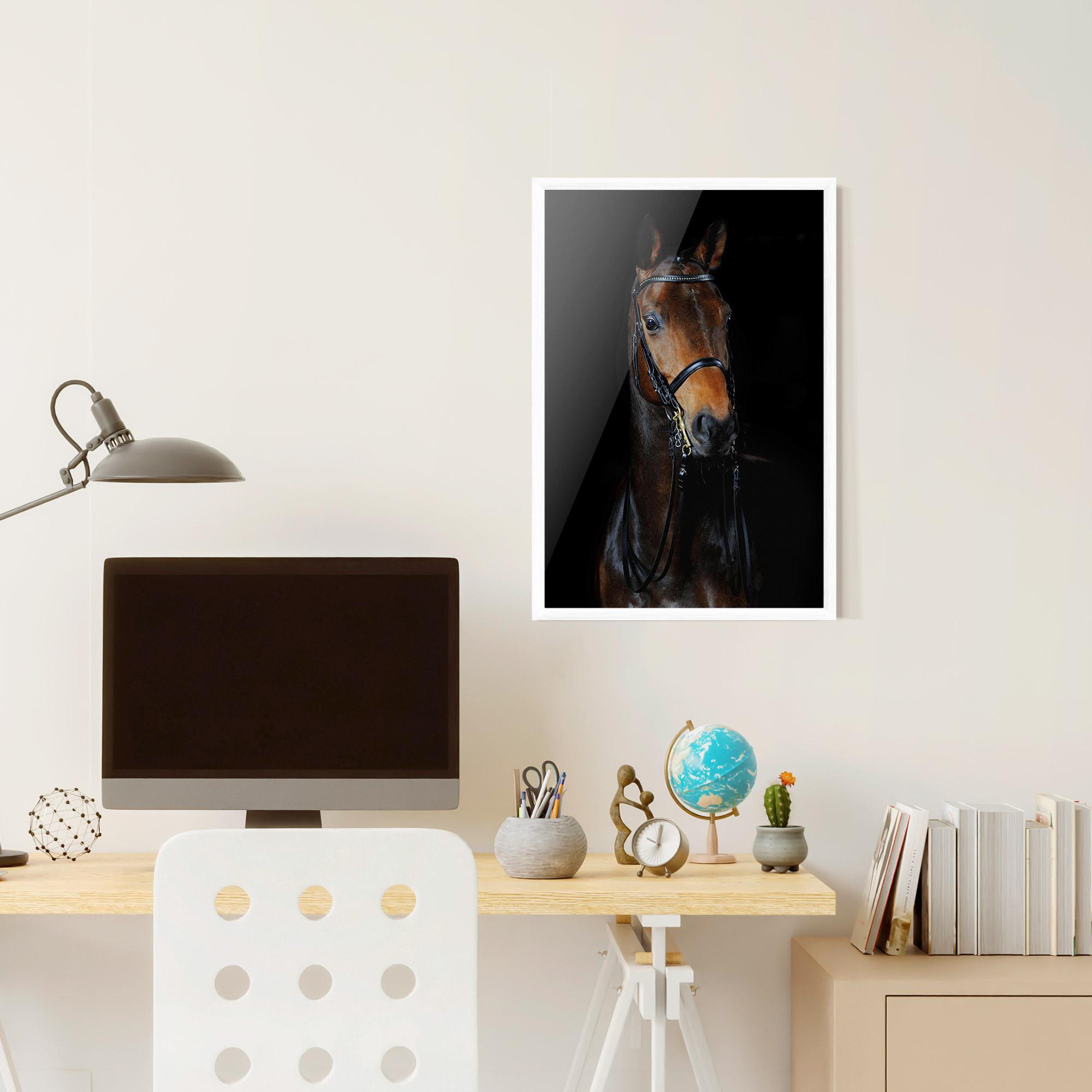 Gerahmte Poster Brown Horse On Black mockup 6