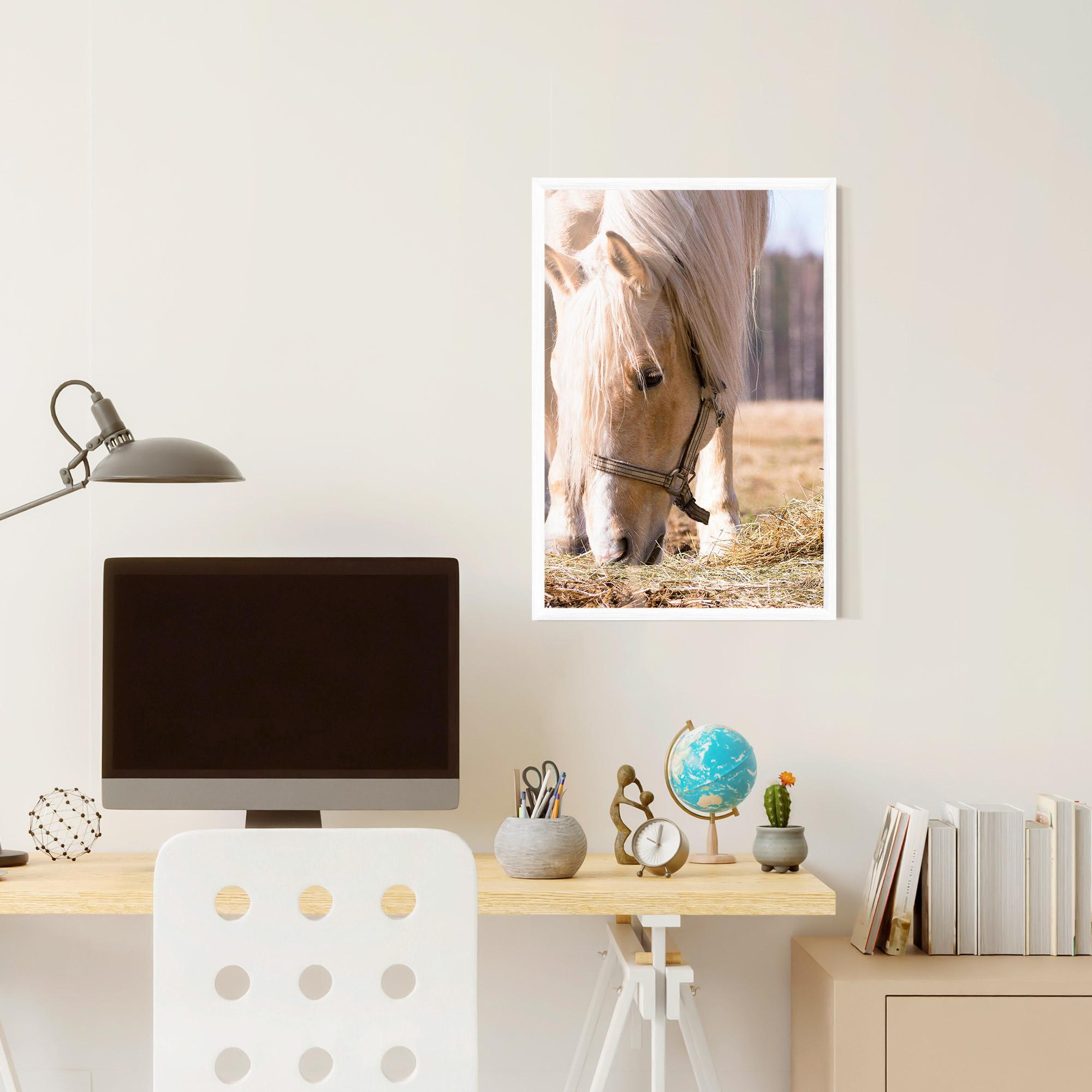 Gerahmte Poster Cream Horse Eating mockup 6