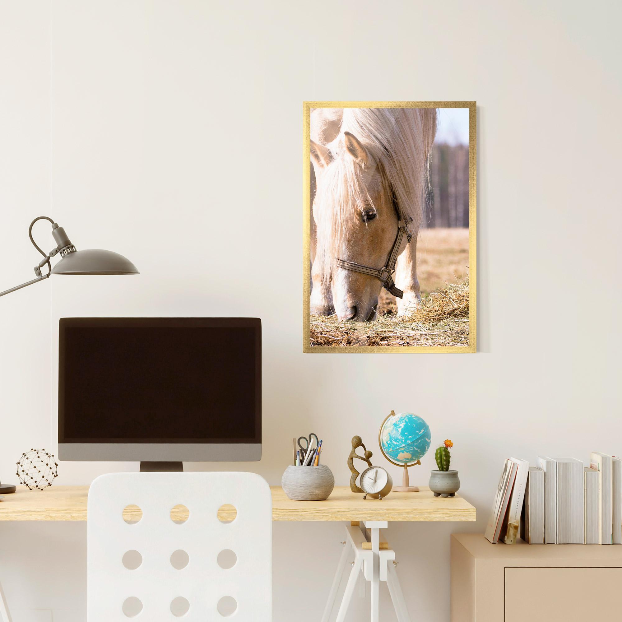 Gerahmte Poster Cream Horse Eating mockup 6