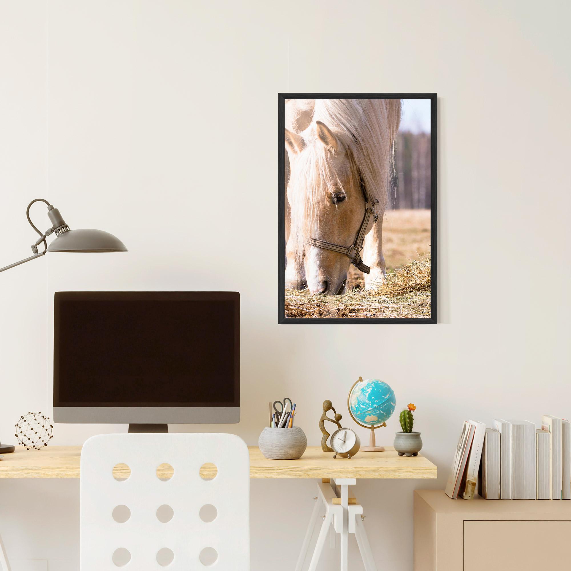 Gerahmte Poster Cream Horse Eating mockup 6