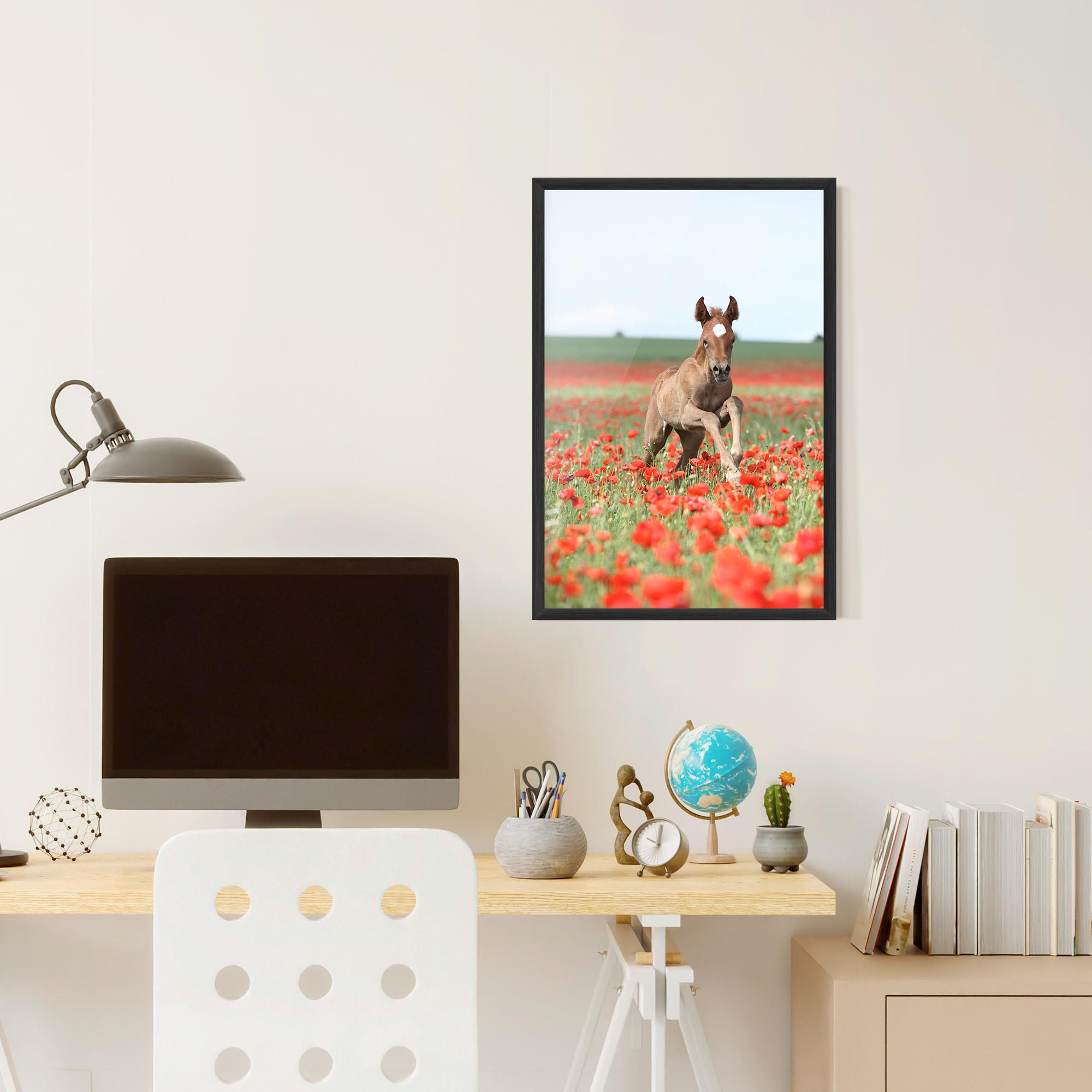 Gerahmte Poster Red Flowers Horse mockup 6