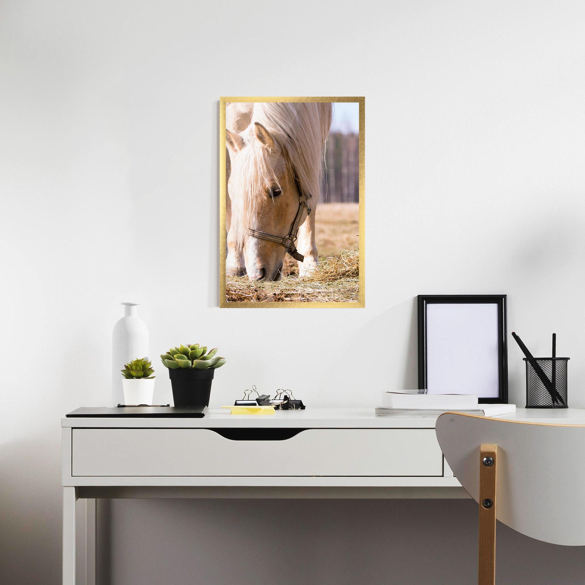 Gerahmte Poster Cream Horse Eating mockup 7