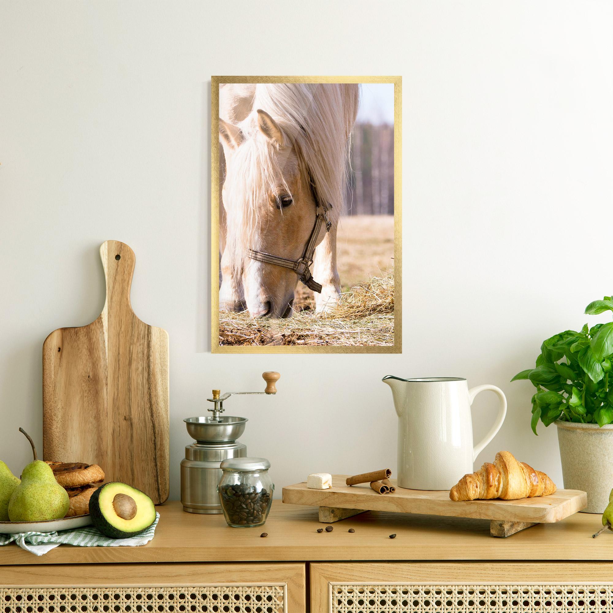 Gerahmte Poster Cream Horse Eating mockup 8