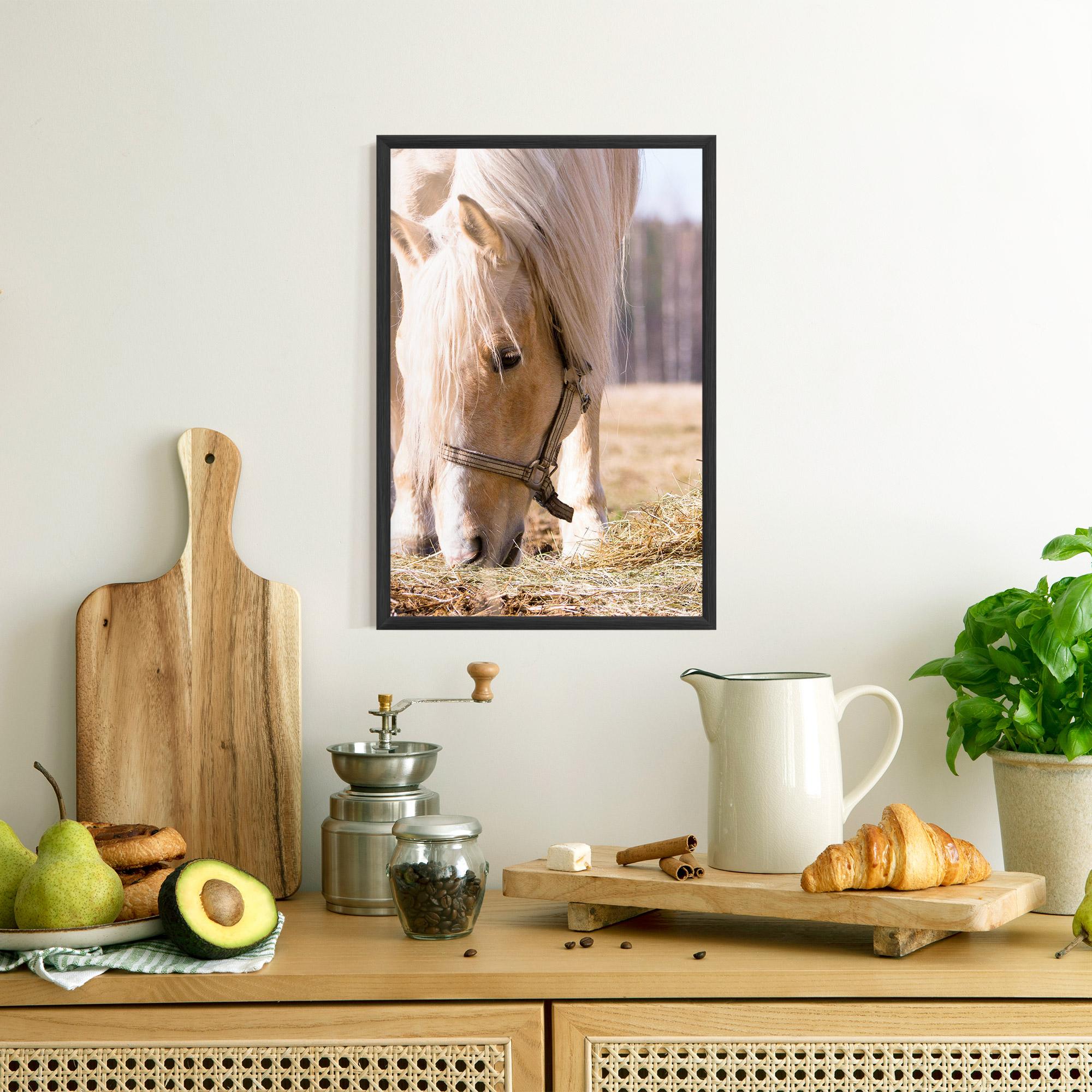 Gerahmte Poster Cream Horse Eating mockup 8
