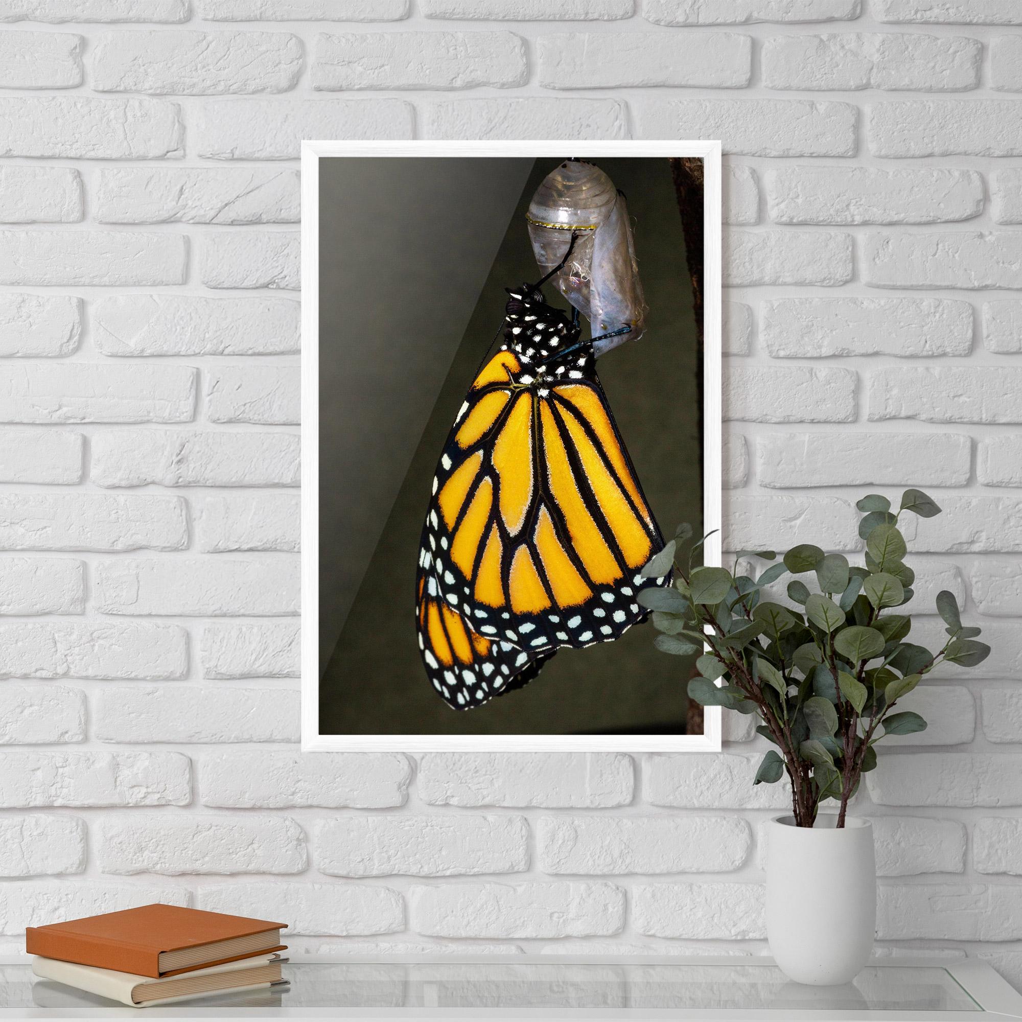 Gerahmte Poster Dark Yellow Butterfly mockup 5