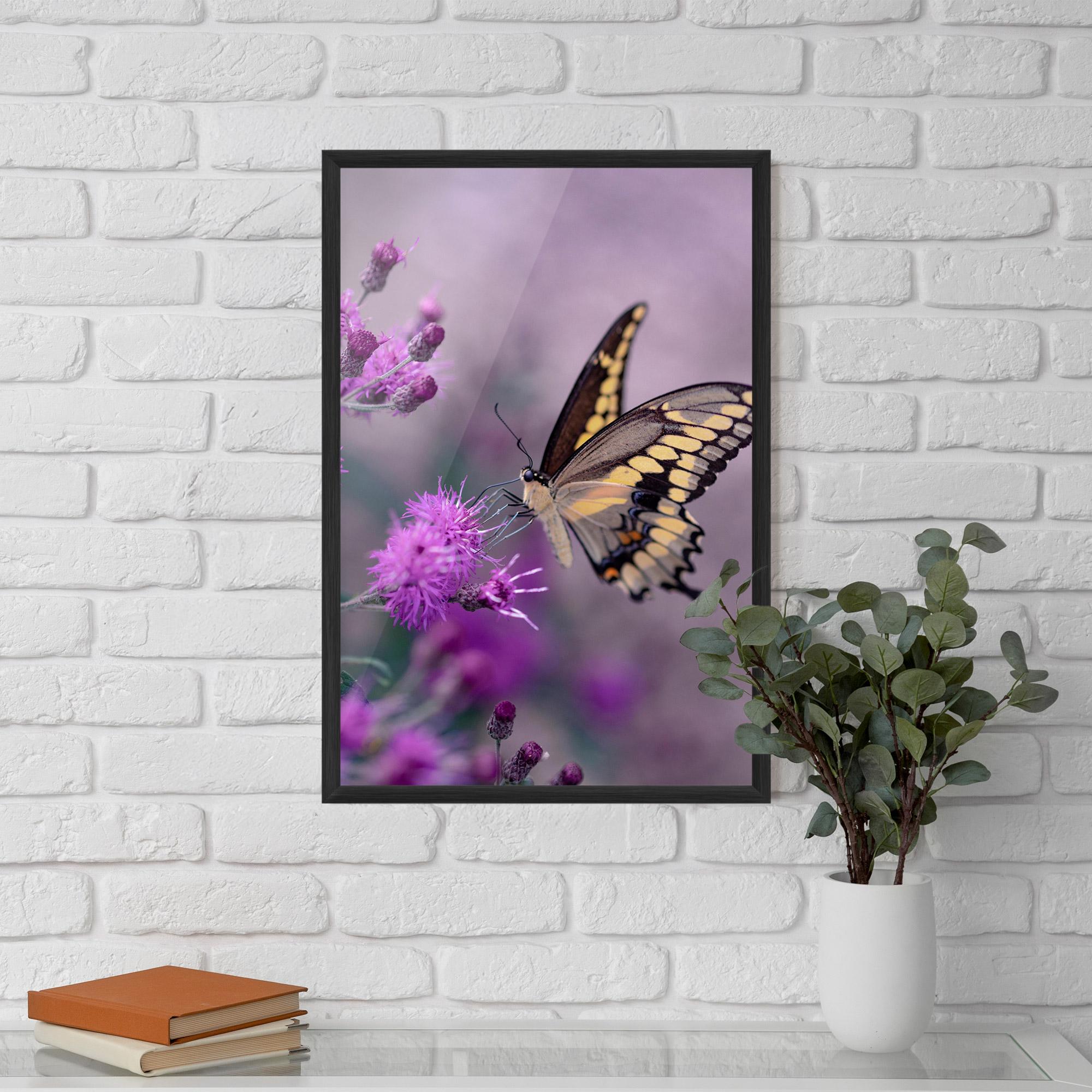 Gerahmte Poster Cream Black Butterfly mockup 5