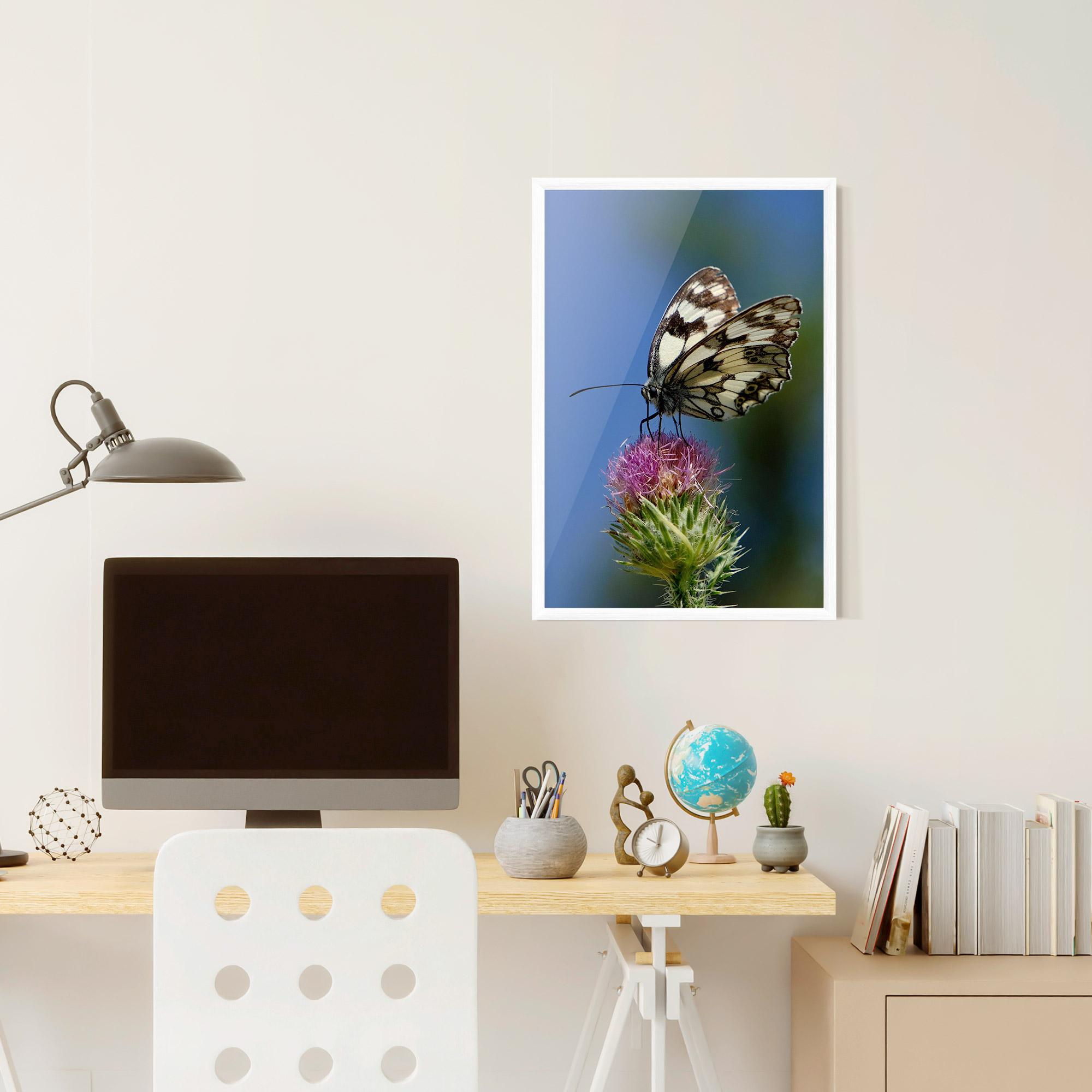 Gerahmte Poster Grey White Butterfly mockup 6