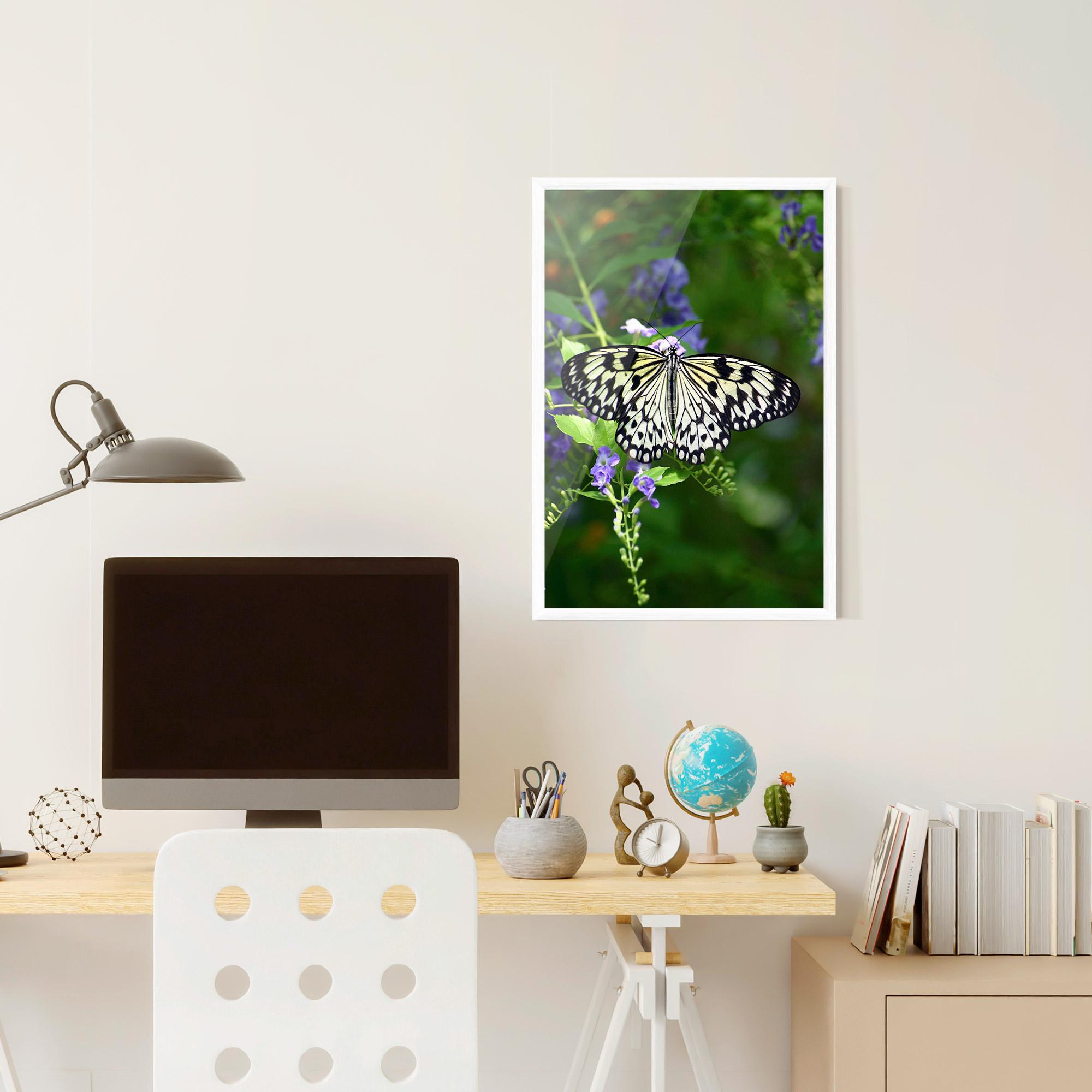 Gerahmte Poster Pretty White Butterfly mockup 6