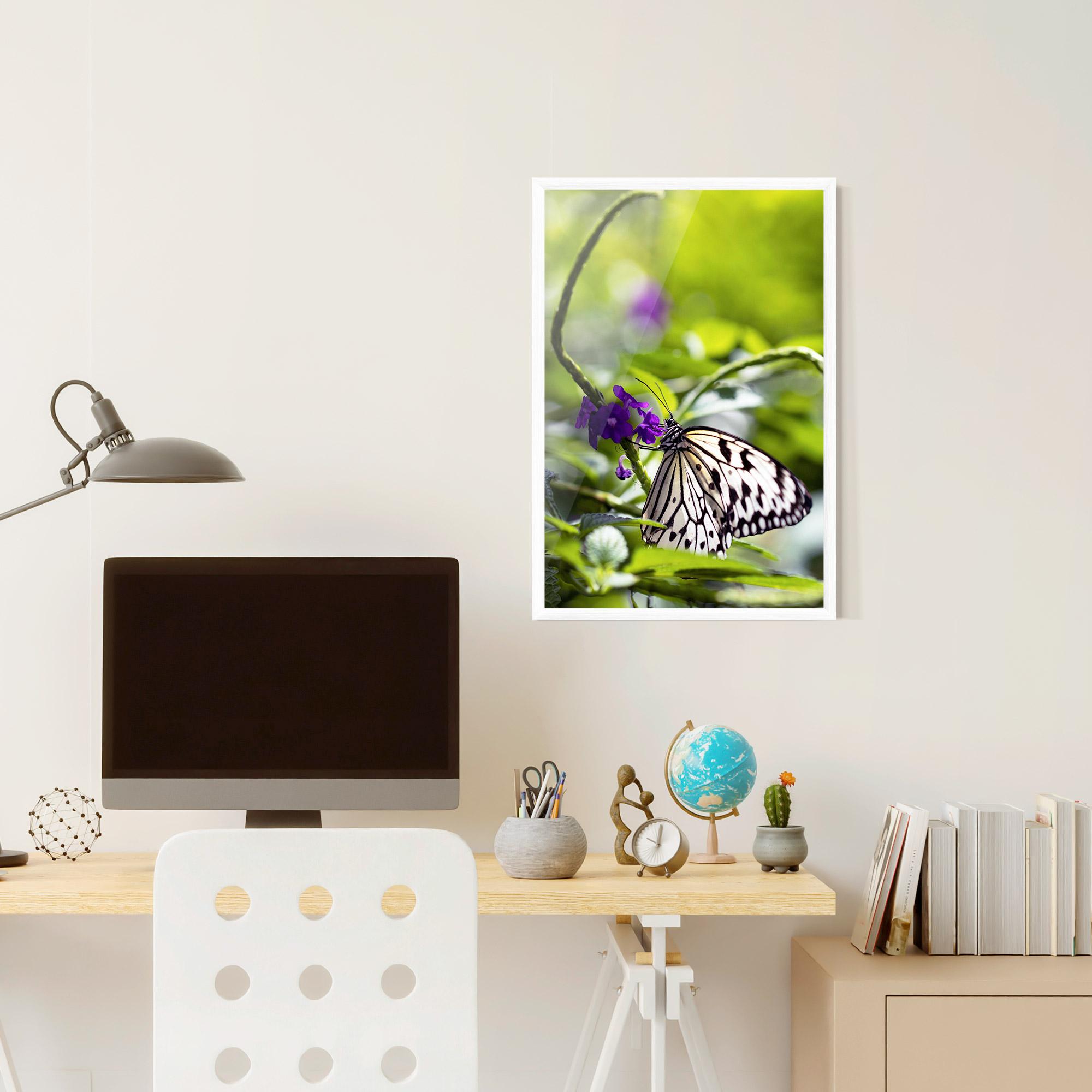 Gerahmte Poster White Black Butterfly mockup 6