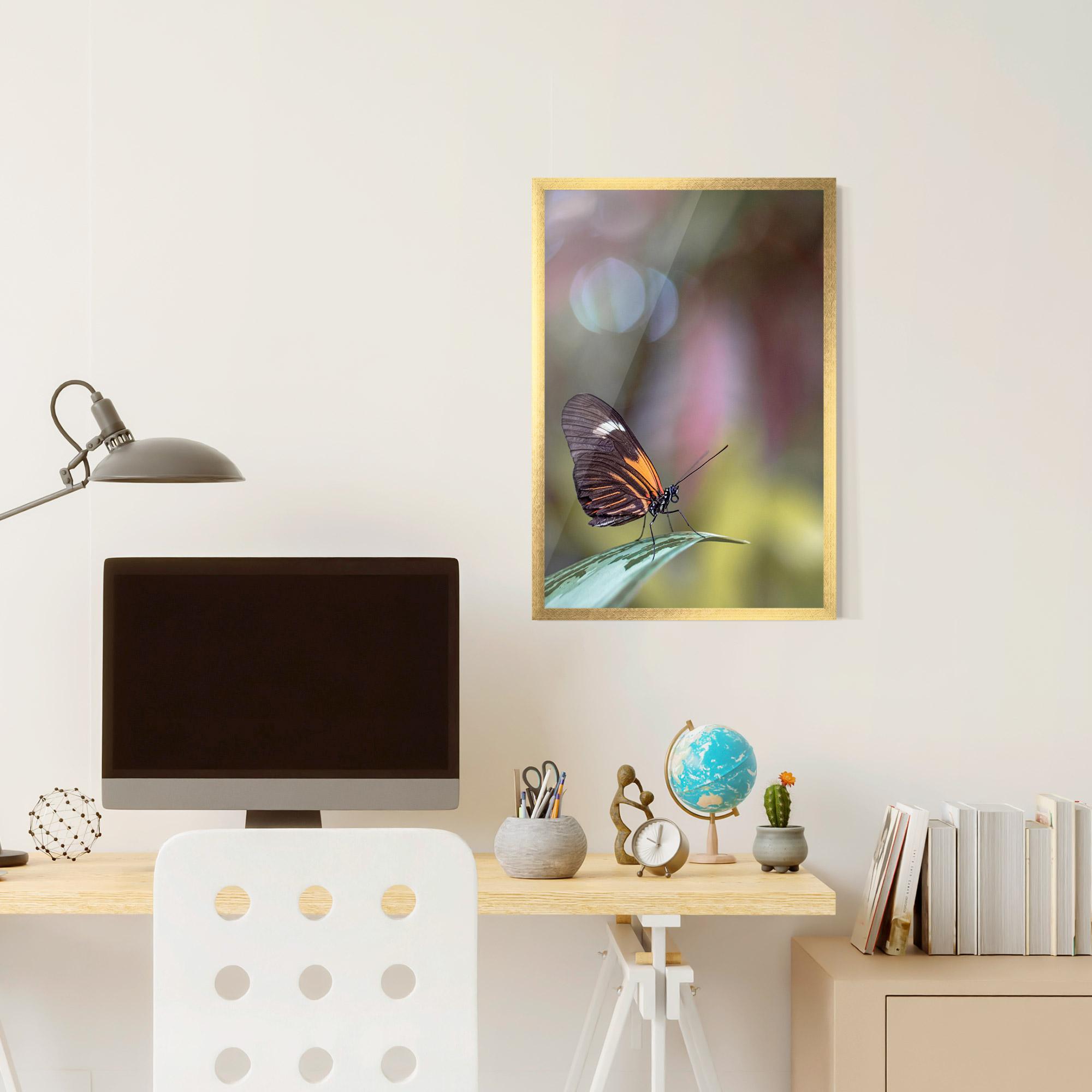 Gerahmte Poster Dark Purple Butterfly mockup 6