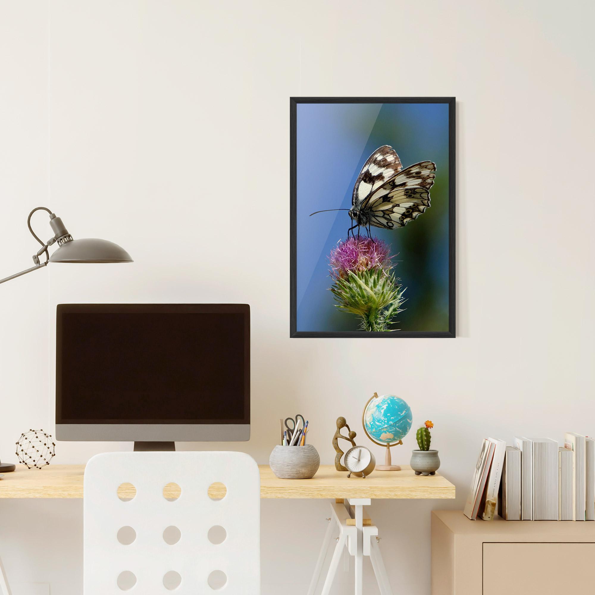 Gerahmte Poster Grey White Butterfly mockup 6