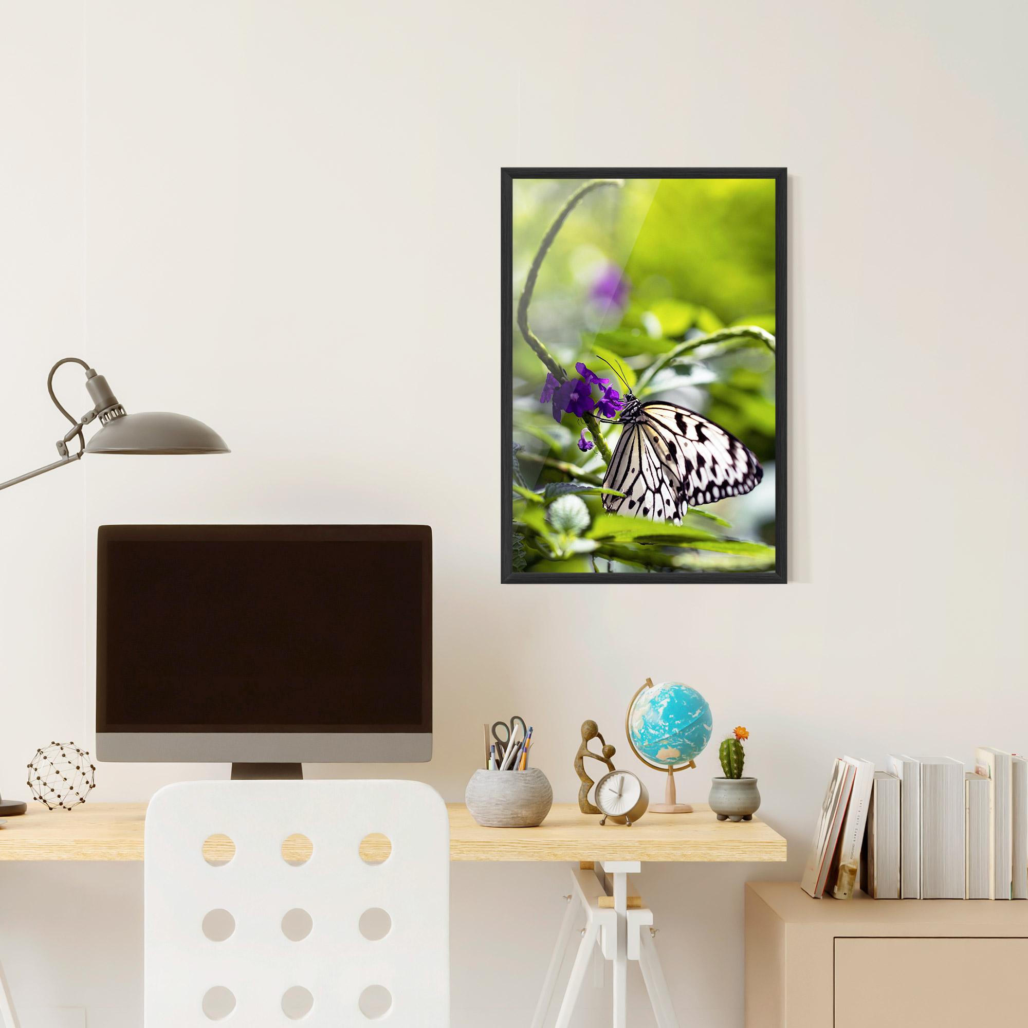 Gerahmte Poster White Black Butterfly mockup 6