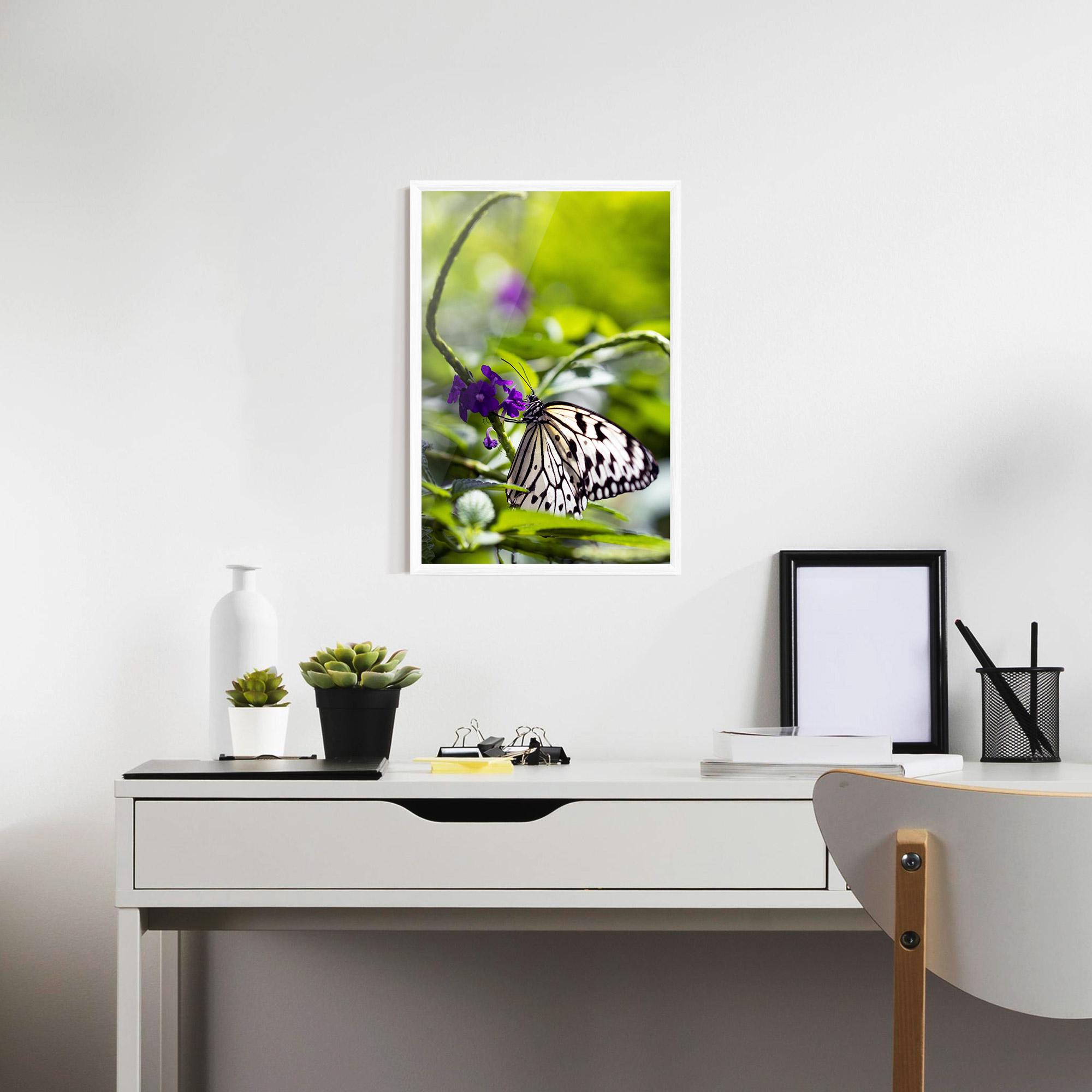 Gerahmte Poster White Black Butterfly mockup 7