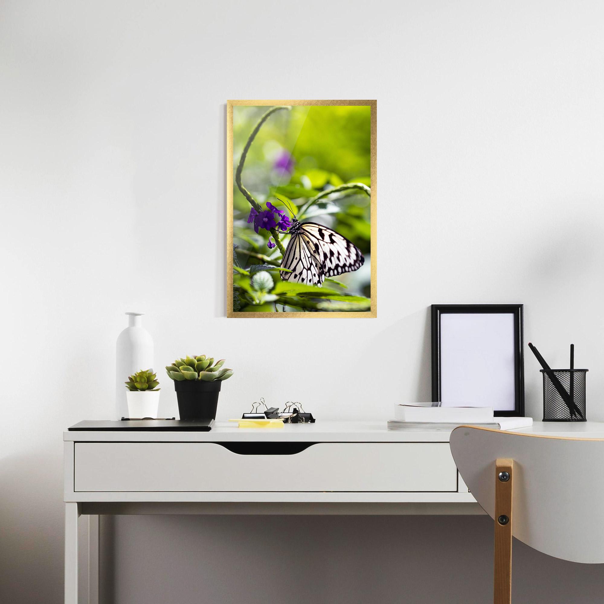 Gerahmte Poster White Black Butterfly mockup 7