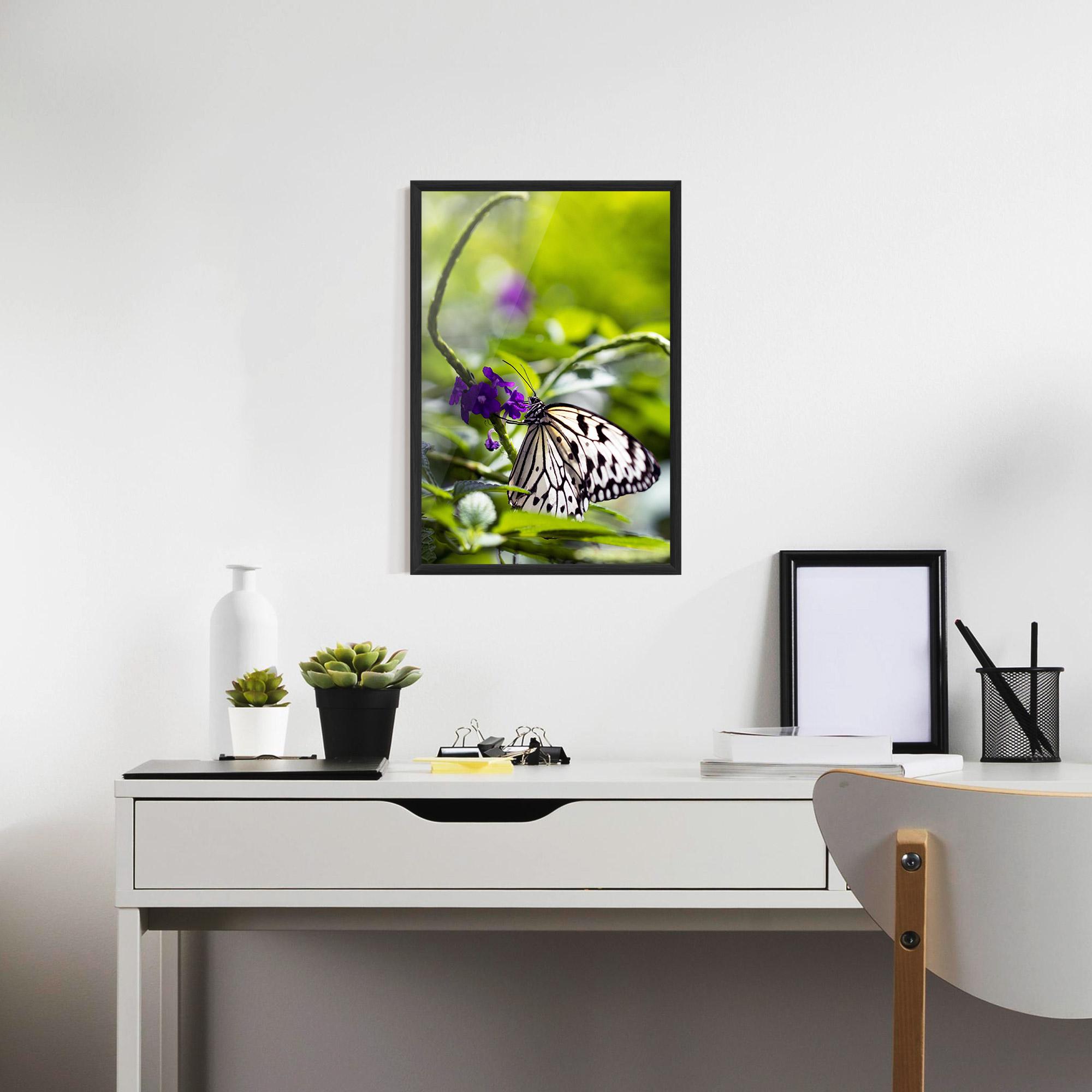 Gerahmte Poster White Black Butterfly mockup 7