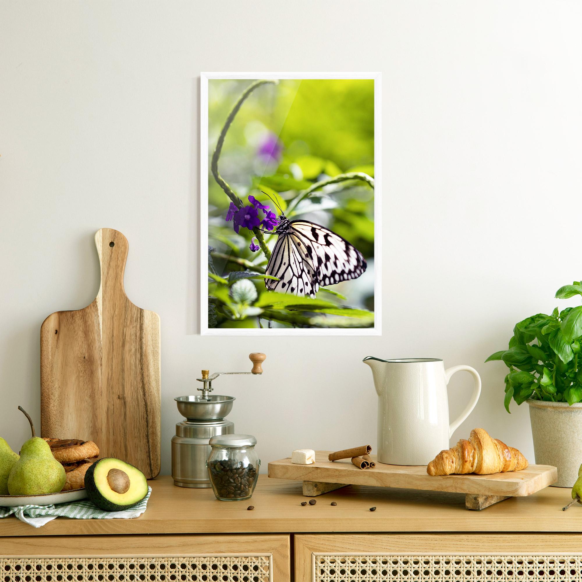 Gerahmte Poster White Black Butterfly mockup 8