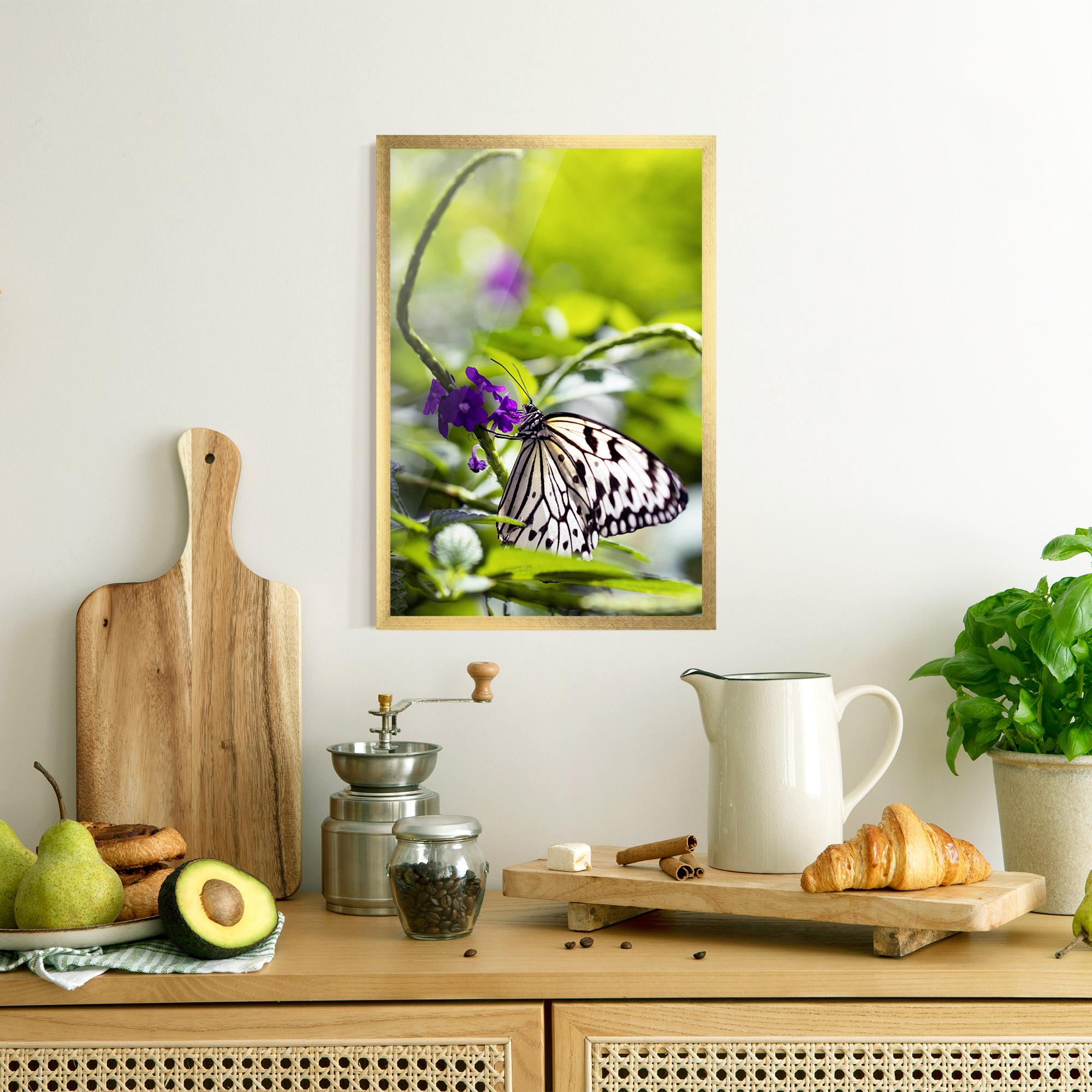 Gerahmte Poster White Black Butterfly mockup 8