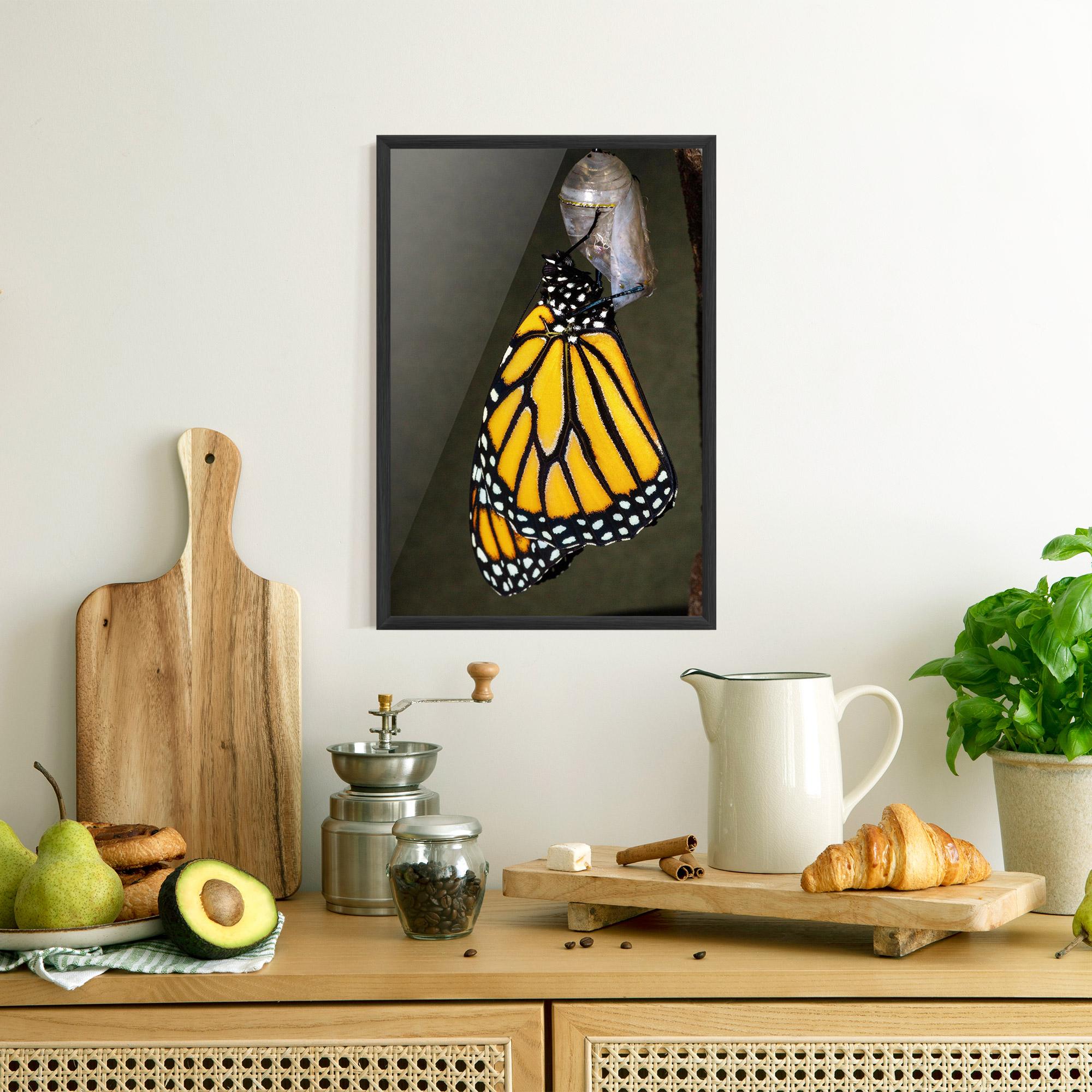 Gerahmte Poster Dark Yellow Butterfly mockup 8
