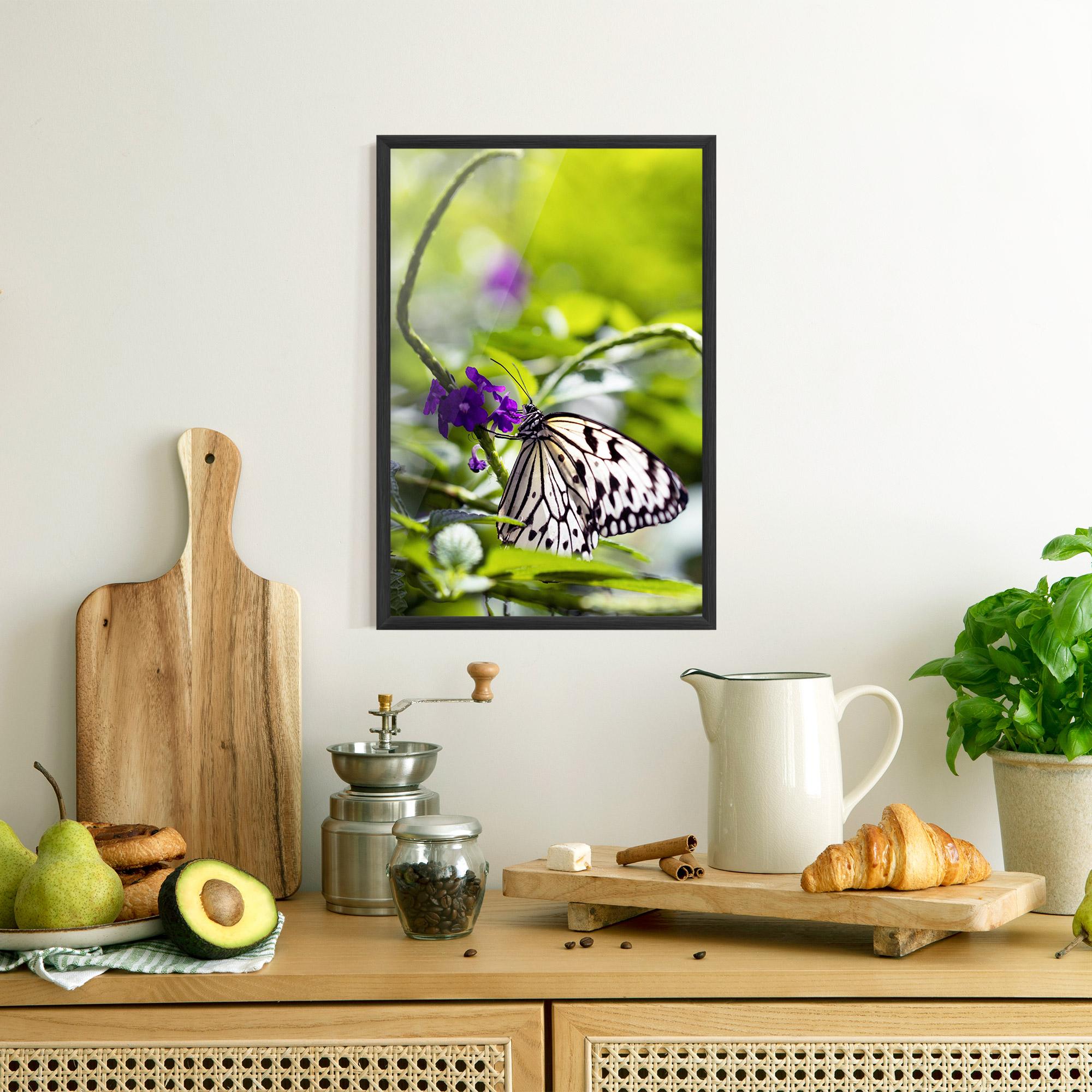 Gerahmte Poster White Black Butterfly mockup 8