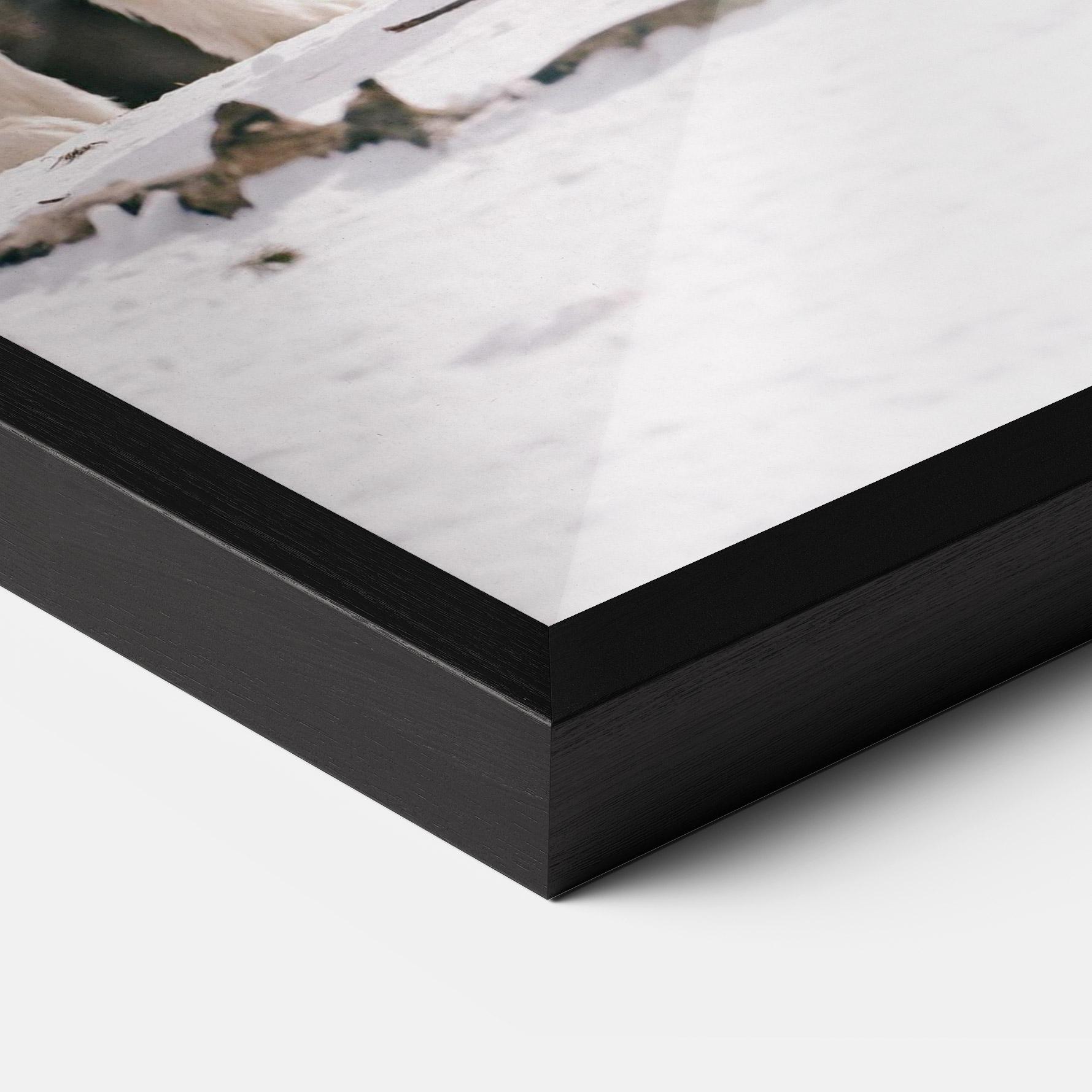 Gerahmte Poster White Wolf Waiting mockup 3