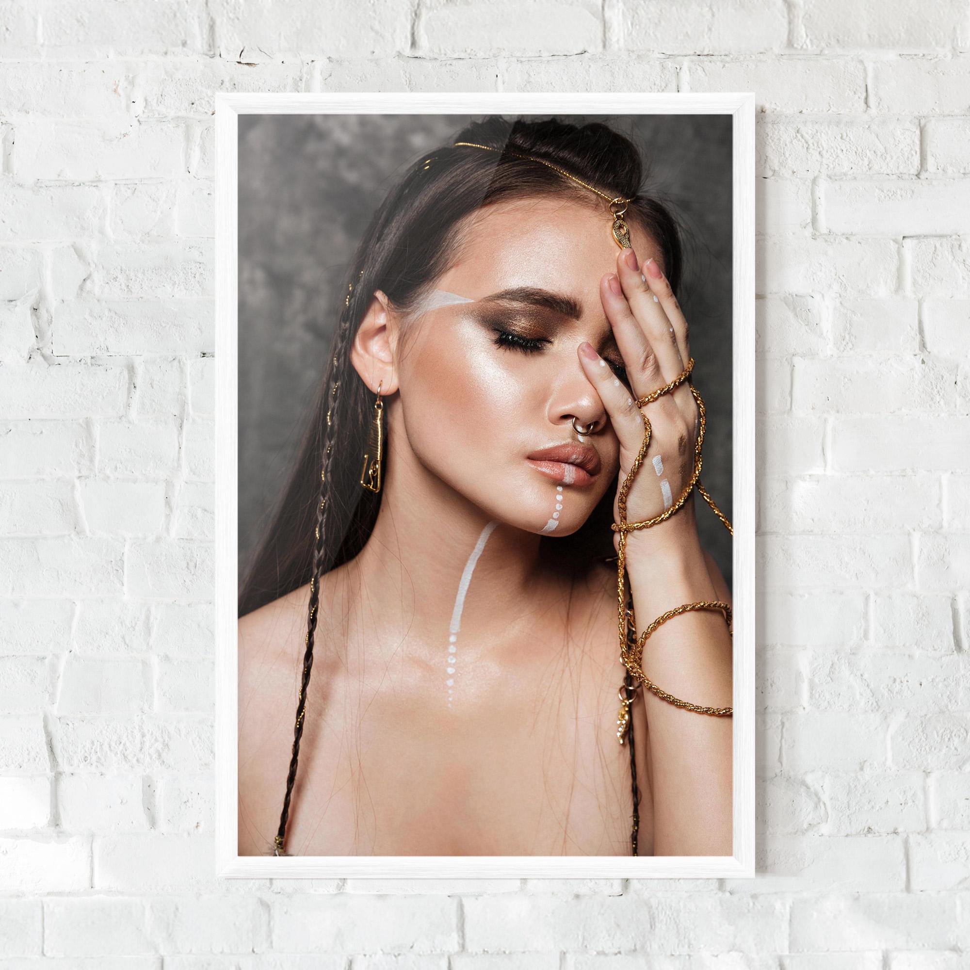 Gerahmte Poster Gold Hand Accessory mockup 0