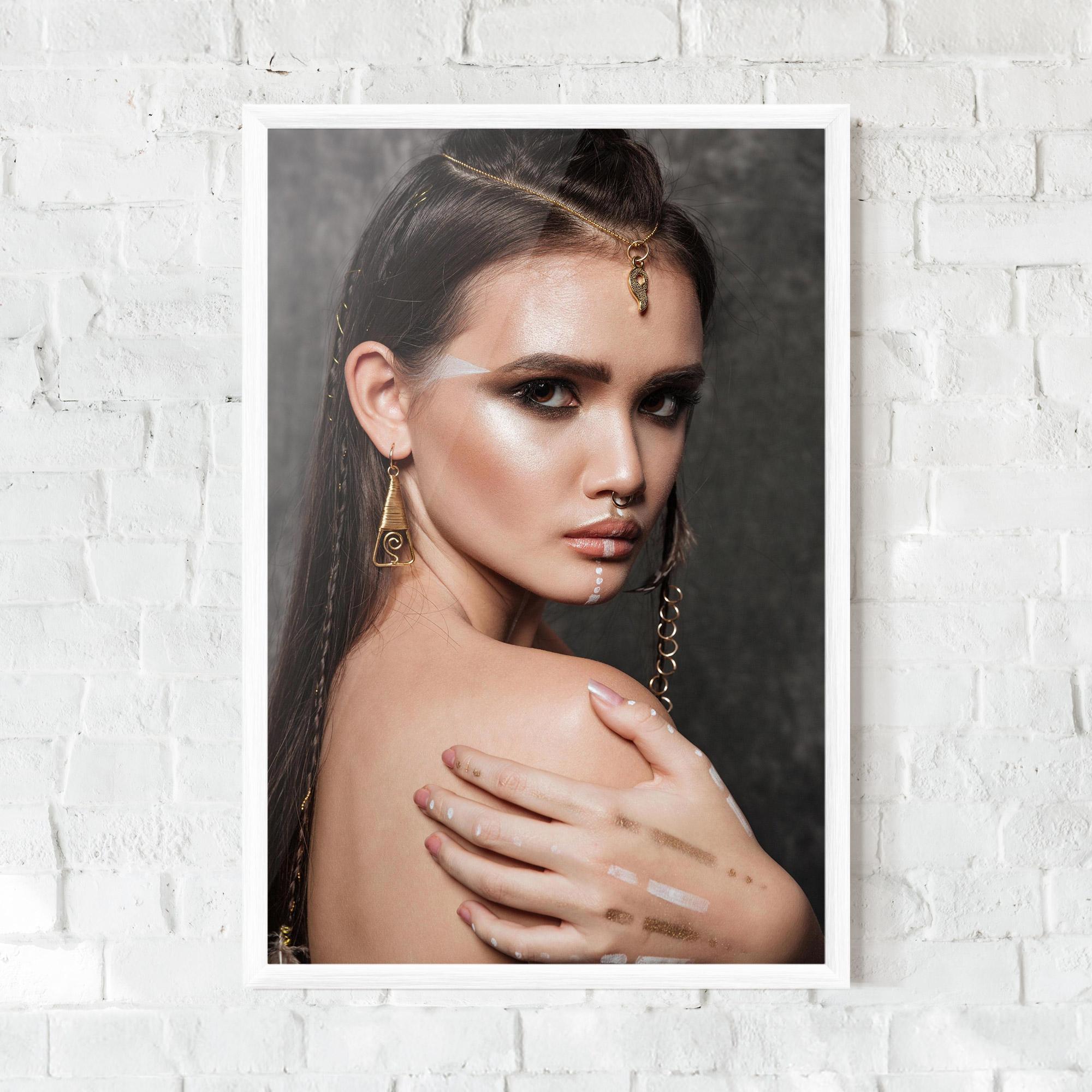 Gerahmte Poster Gold Triangle Earring mockup 0