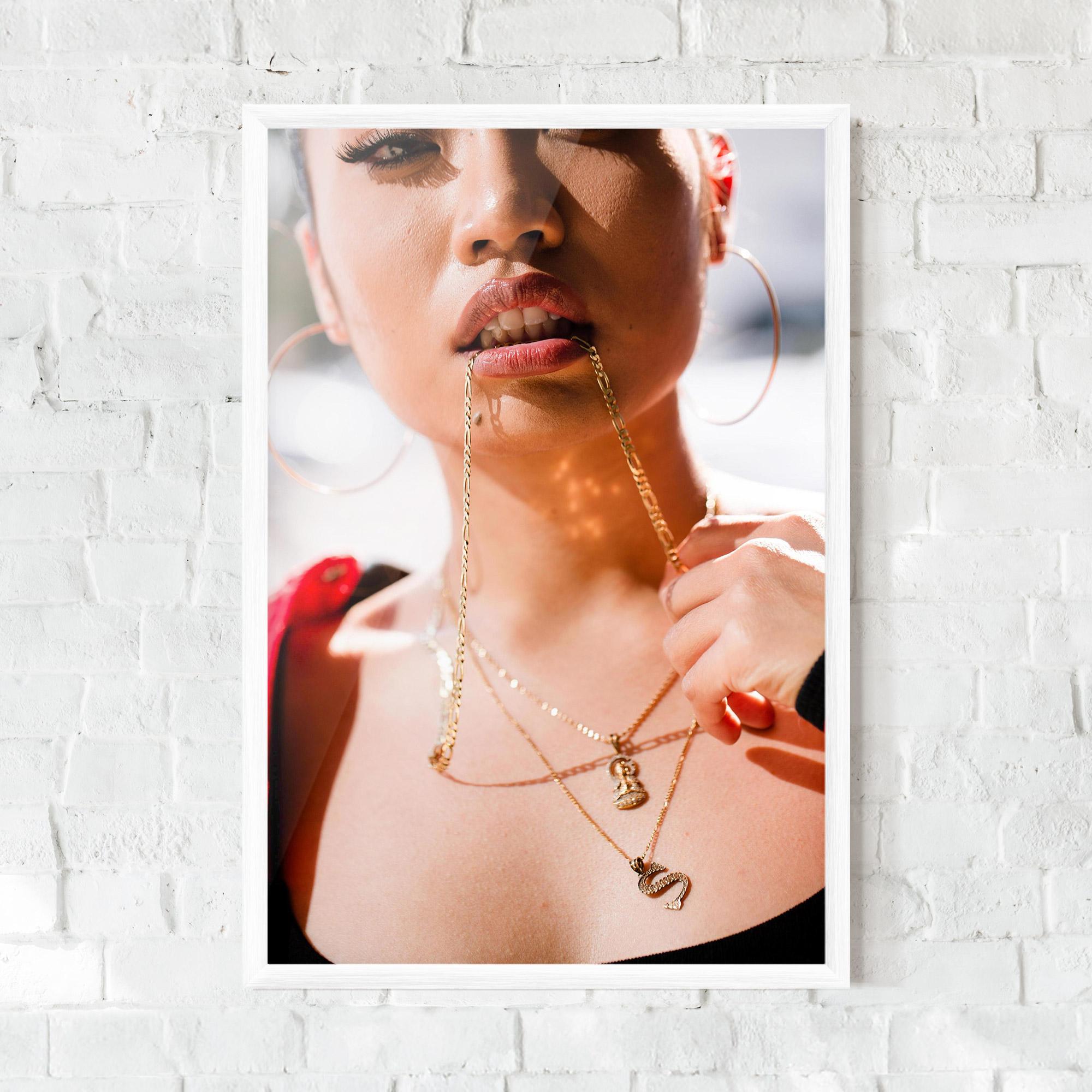 Gerahmte Poster S Gold Necklace mockup 0