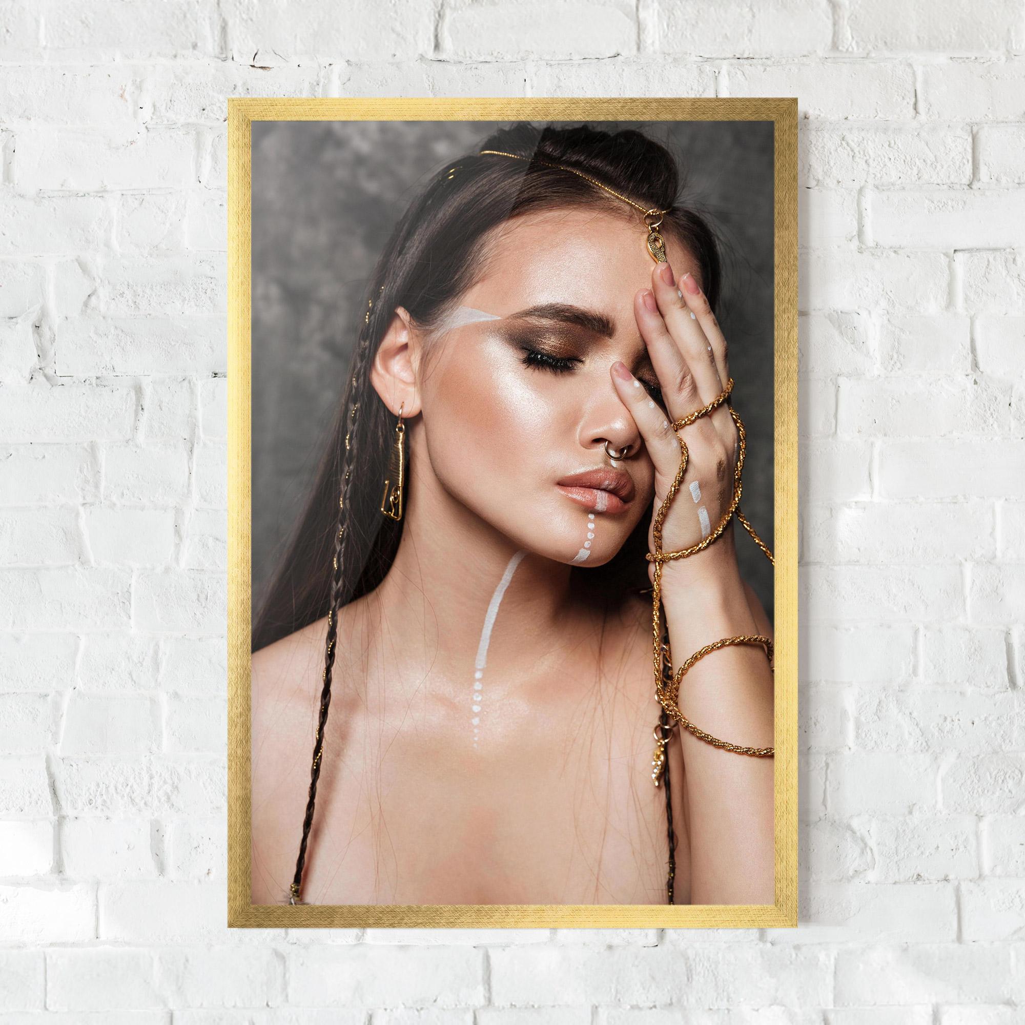 Gerahmte Poster Gold Hand Accessory mockup 0