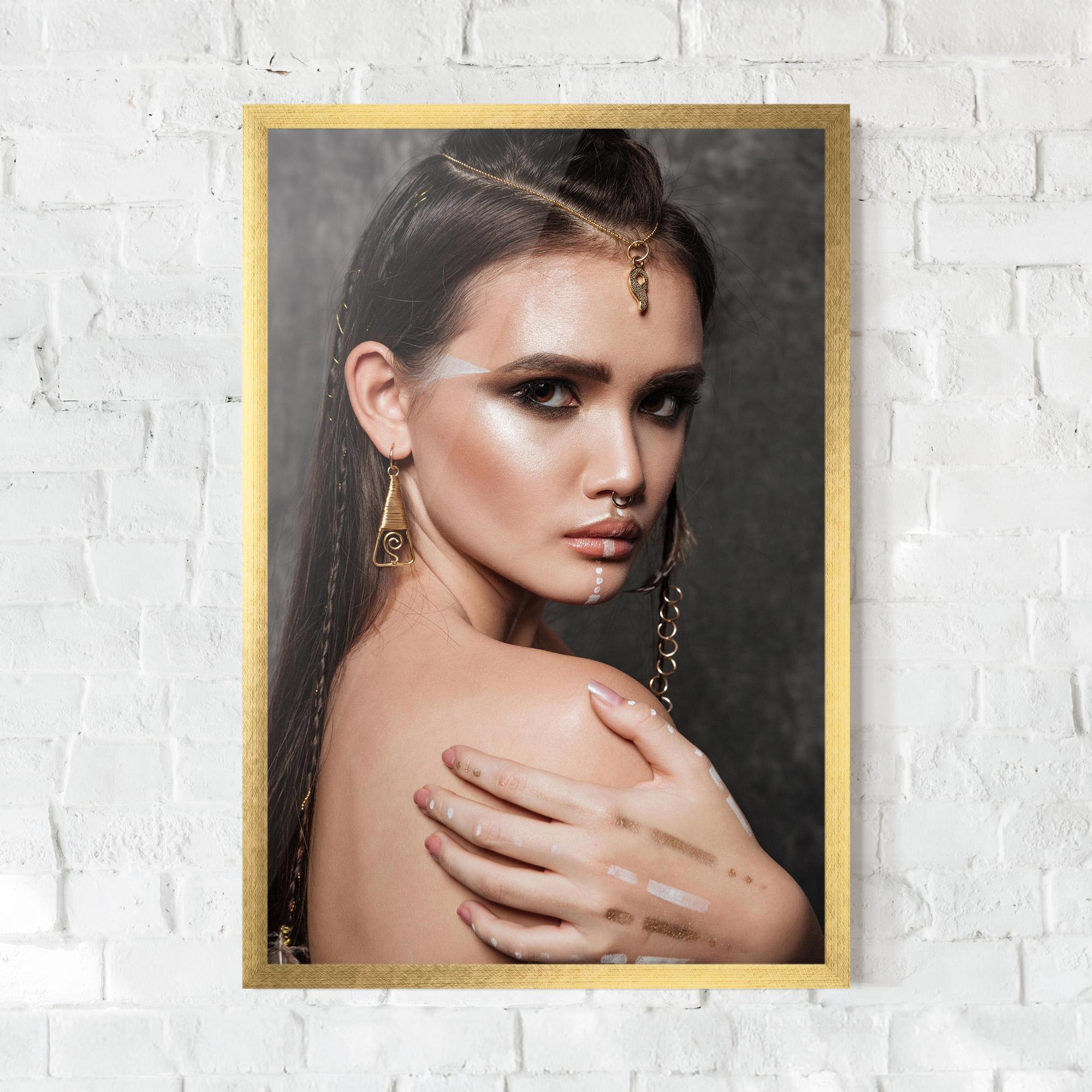 Gerahmte Poster Gold Triangle Earring mockup 0